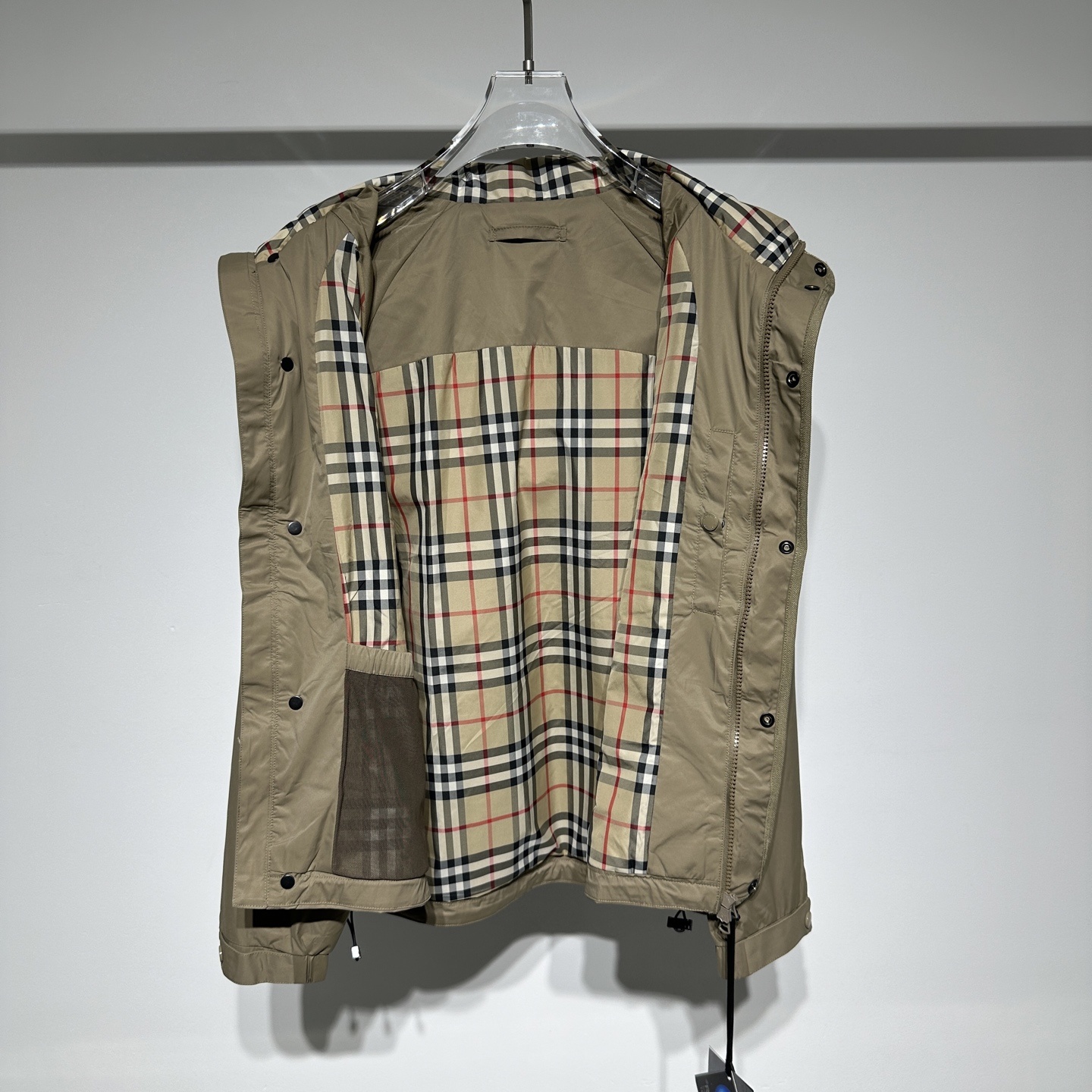 Burberry/巴宝莉 25早春新款!
时尚休闲连帽夹克外套!高密度面料素雅高级感恰到好处!面料具备