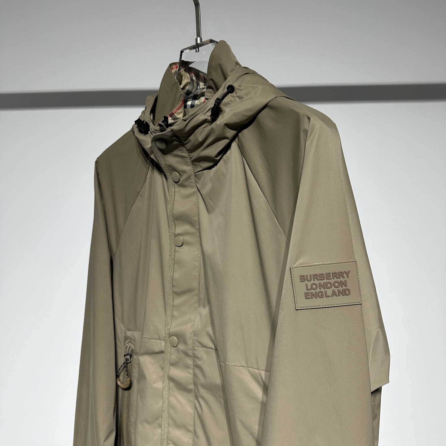 Burberry/巴宝莉 25早春新款!
时尚休闲连帽夹克外套!高密度面料素雅高级感恰到好处!面料具备