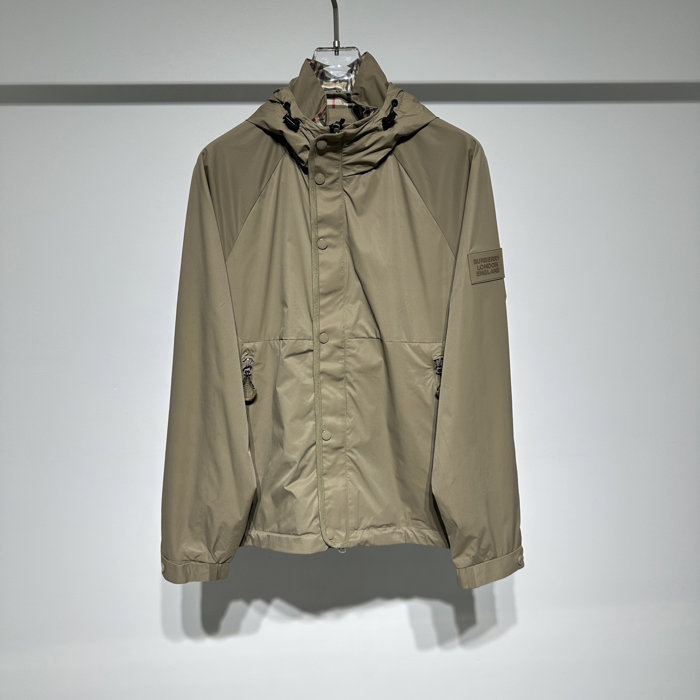 Burberry/巴宝莉 25早春新款!
时尚休闲连帽夹克外套!高密度面料素雅高级感恰到好处!面料具备