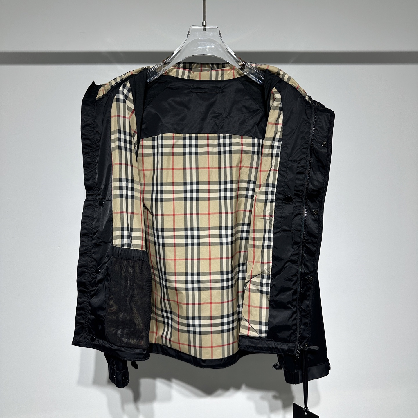 
Burberry/巴宝莉 25早春新款！
时尚休闲连帽夹克外套！高密度面料素雅高级感恰到好处！面料具备