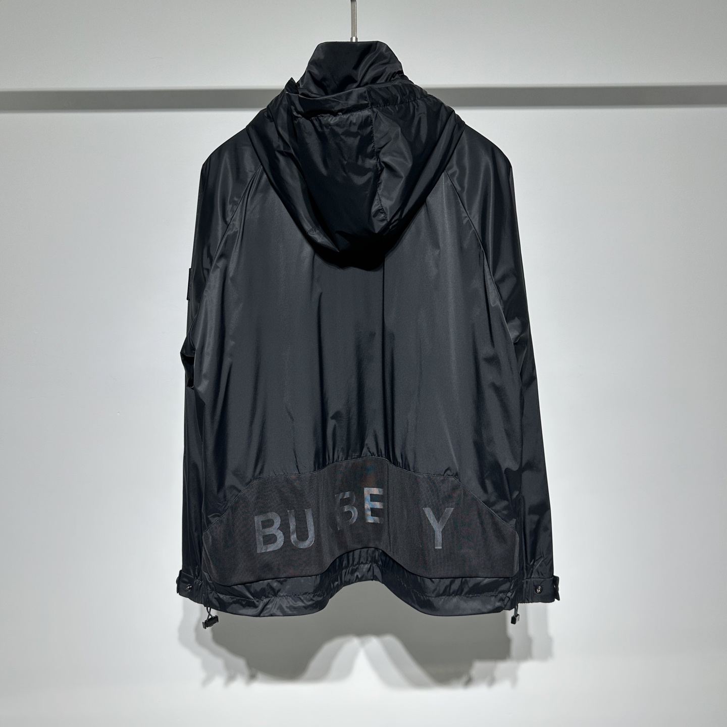 
Burberry/巴宝莉 25早春新款！
时尚休闲连帽夹克外套！高密度面料素雅高级感恰到好处！面料具备