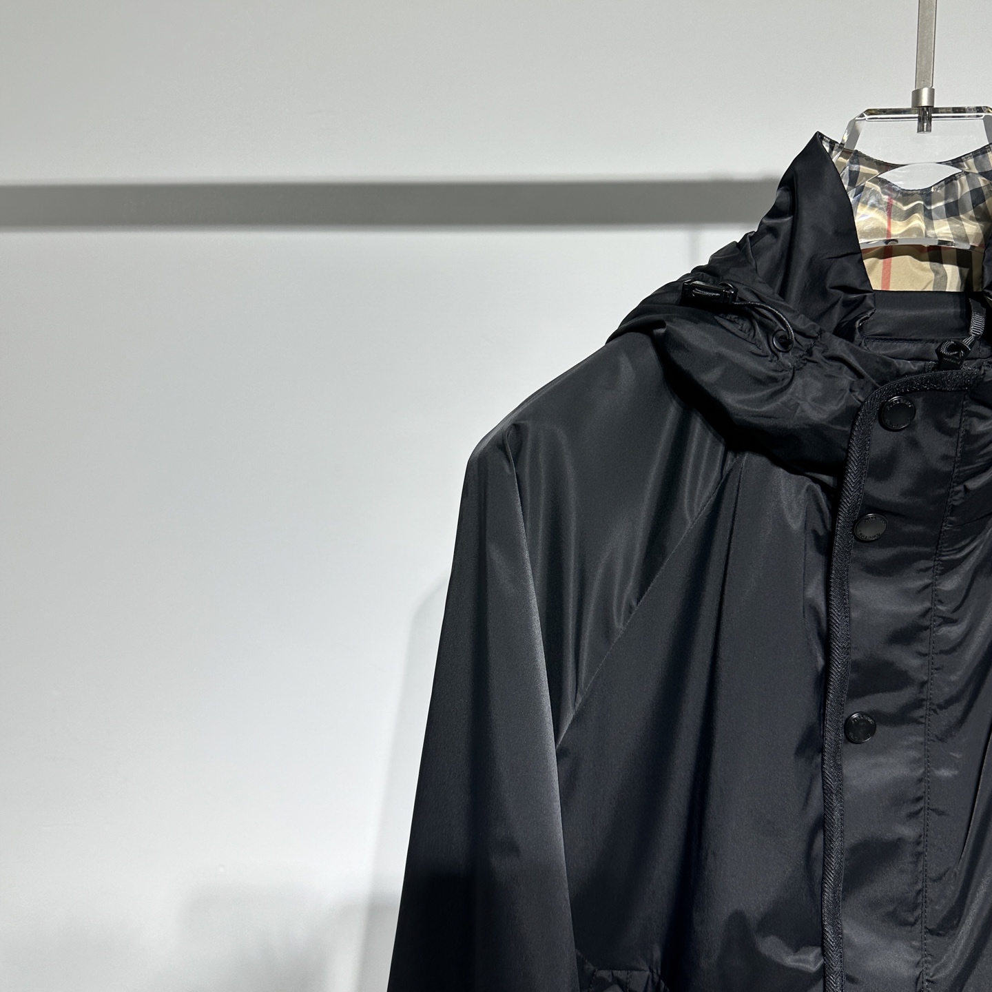 
Burberry/巴宝莉 25早春新款！
时尚休闲连帽夹克外套！高密度面料素雅高级感恰到好处！面料具备