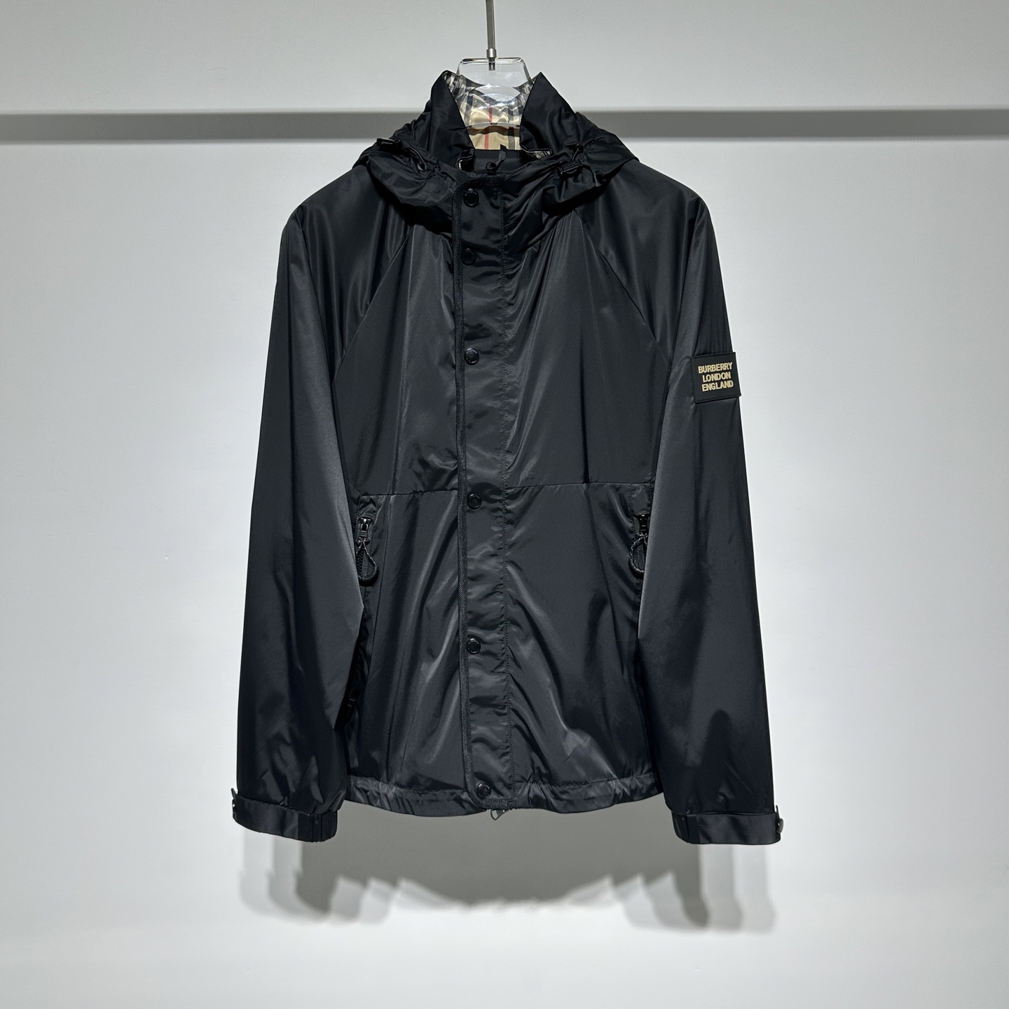 
Burberry/巴宝莉 25早春新款！
时尚休闲连帽夹克外套！高密度面料素雅高级感恰到好处！面料具备