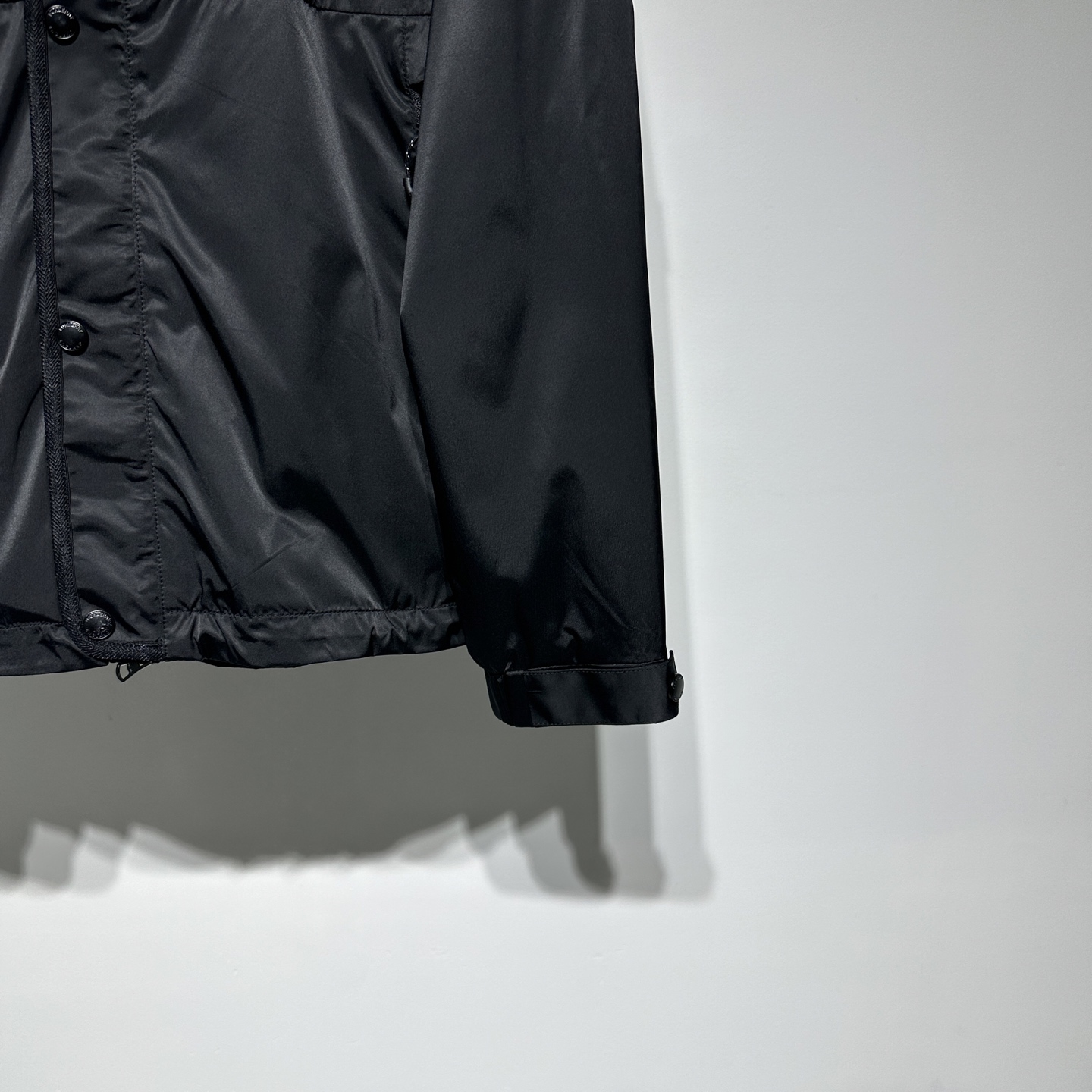 
Burberry/巴宝莉 25早春新款！
时尚休闲连帽夹克外套！高密度面料素雅高级感恰到好处！面料具备