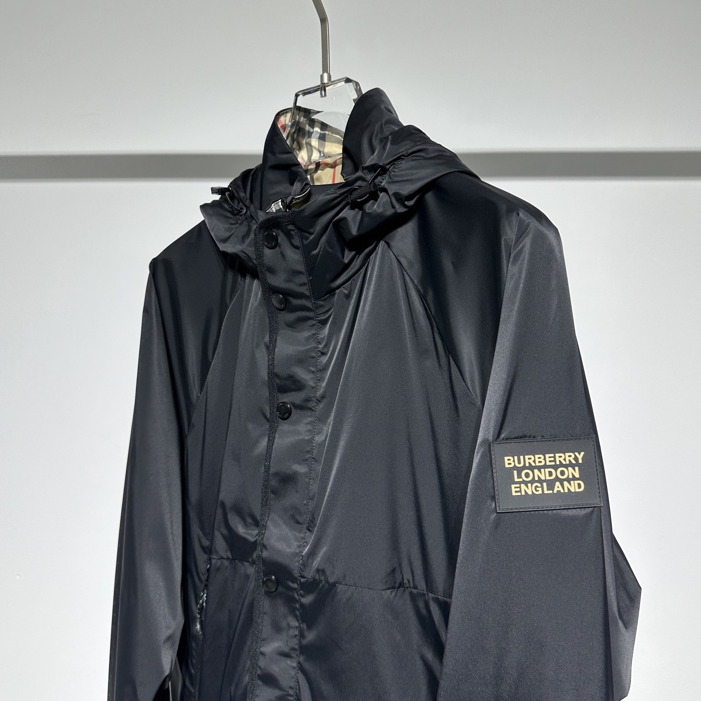 
Burberry/巴宝莉 25早春新款！
时尚休闲连帽夹克外套！高密度面料素雅高级感恰到好处！面料具备