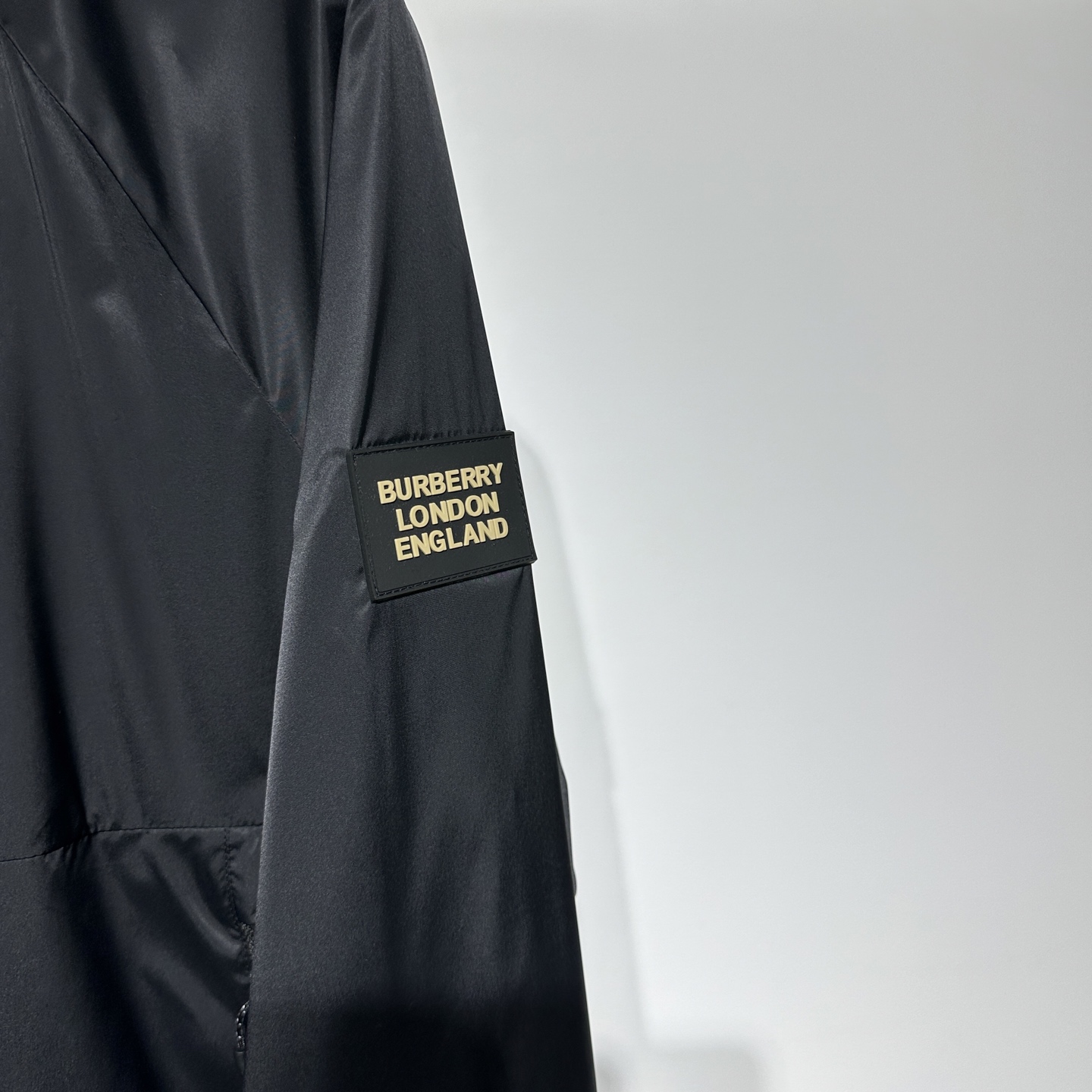 
Burberry/巴宝莉 25早春新款！
时尚休闲连帽夹克外套！高密度面料素雅高级感恰到好处！面料具备