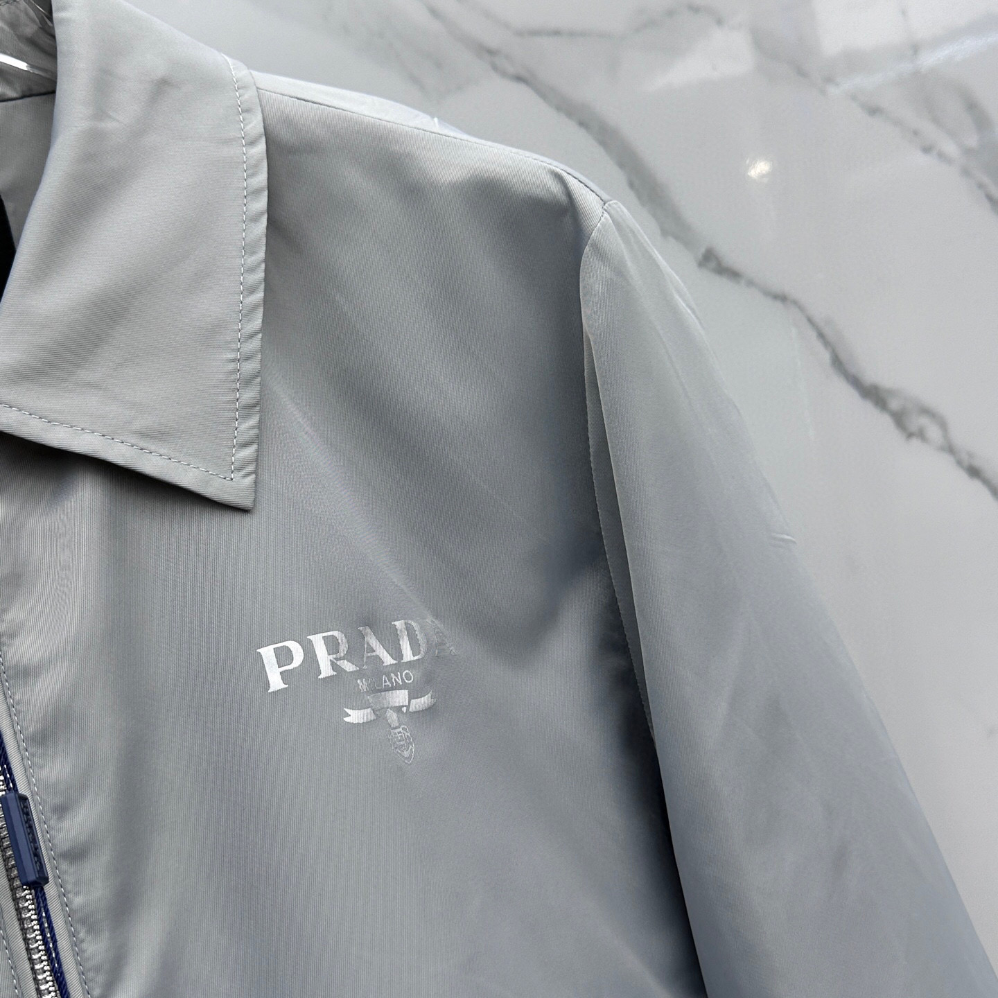 
🆕PRADA·普拉达 2025春季新款男士夹克翻领外套，原单三标齐全高端版本！拉链款式 高定专柜面料 