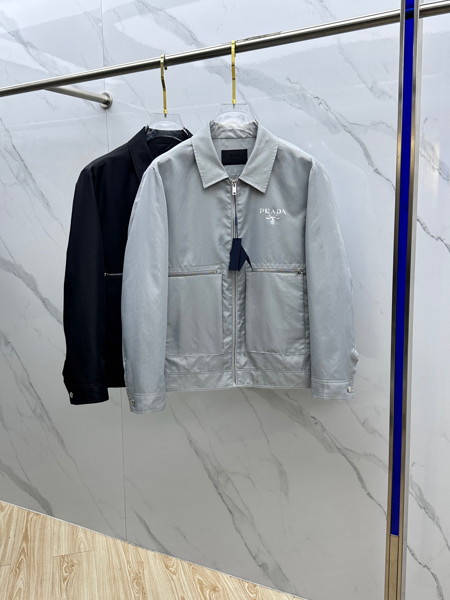 
🆕PRADA·普拉达 2025春季新款男士夹克翻领外套，原单三标齐全高端版本！拉链款式 高定专柜面料 