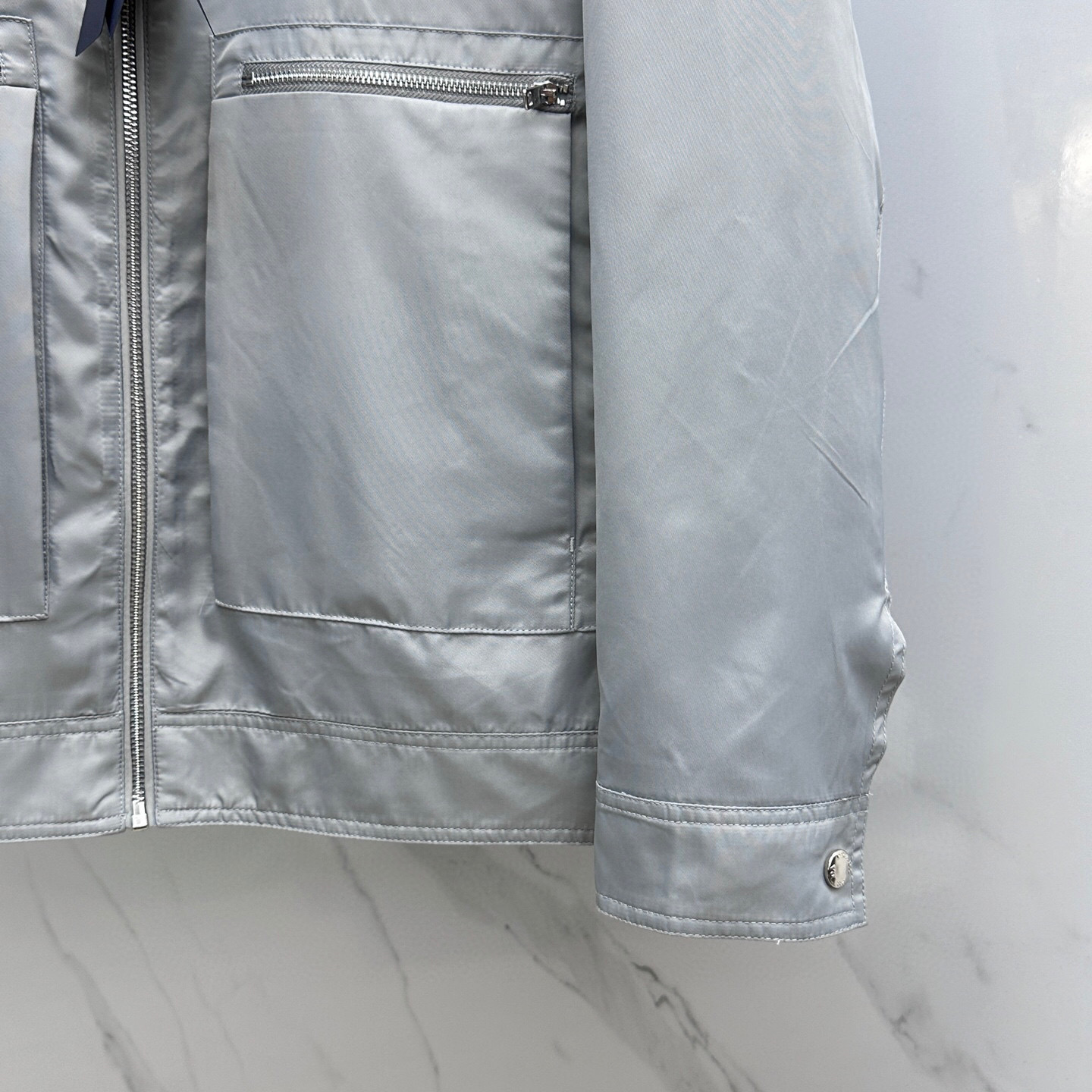 
🆕PRADA·普拉达 2025春季新款男士夹克翻领外套，原单三标齐全高端版本！拉链款式 高定专柜面料 