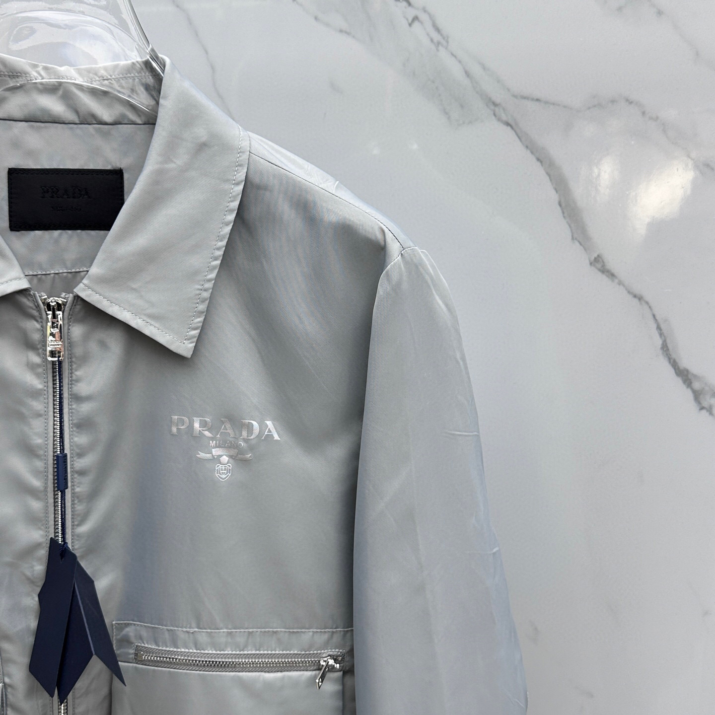 
🆕PRADA·普拉达 2025春季新款男士夹克翻领外套，原单三标齐全高端版本！拉链款式 高定专柜面料 
