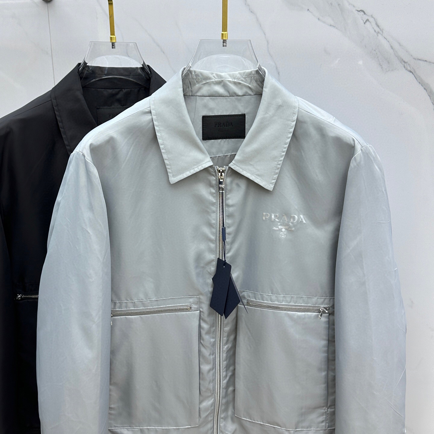 
🆕PRADA·普拉达 2025春季新款男士夹克翻领外套，原单三标齐全高端版本！拉链款式 高定专柜面料 