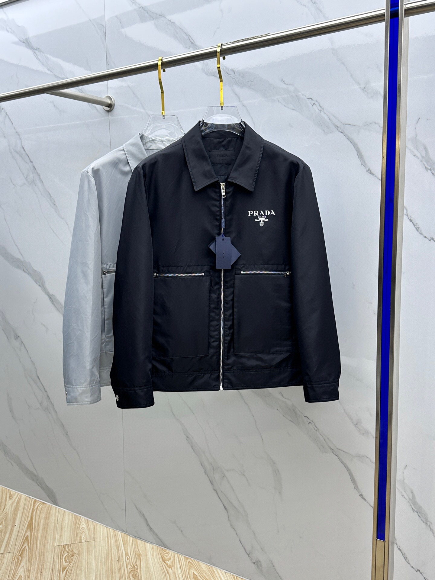
🆕PRADA·普拉达 2025春季新款男士夹克翻领外套，原单三标齐全高端版本！拉链款式 高定专柜面料 