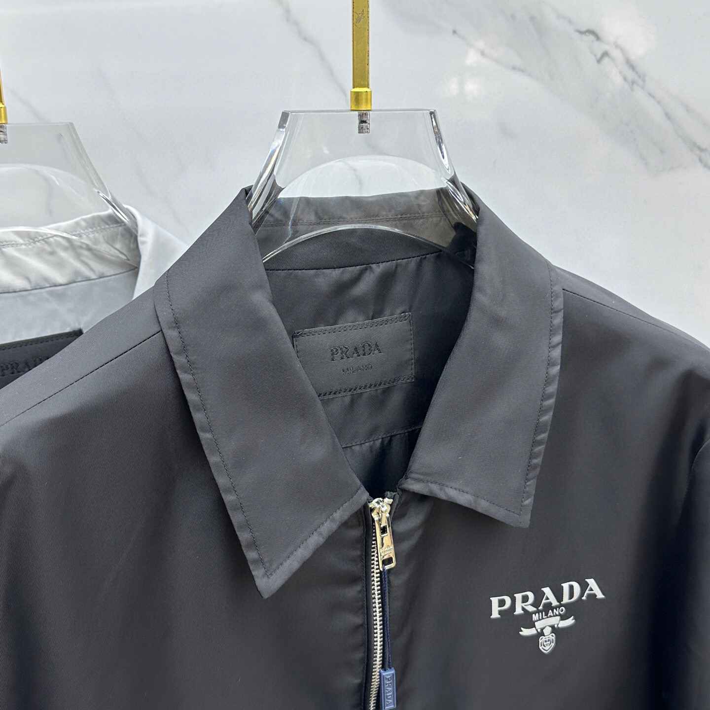 
🆕PRADA·普拉达 2025春季新款男士夹克翻领外套，原单三标齐全高端版本！拉链款式 高定专柜面料 