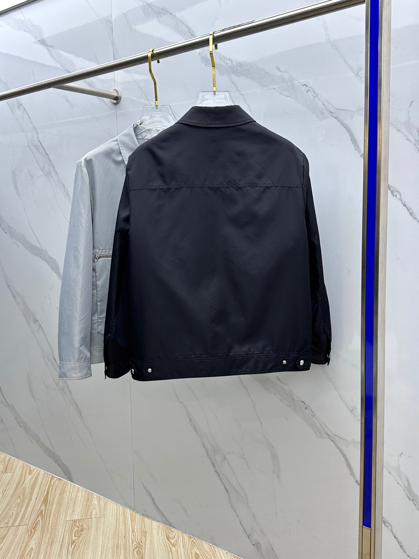 
🆕PRADA·普拉达 2025春季新款男士夹克翻领外套，原单三标齐全高端版本！拉链款式 高定专柜面料 