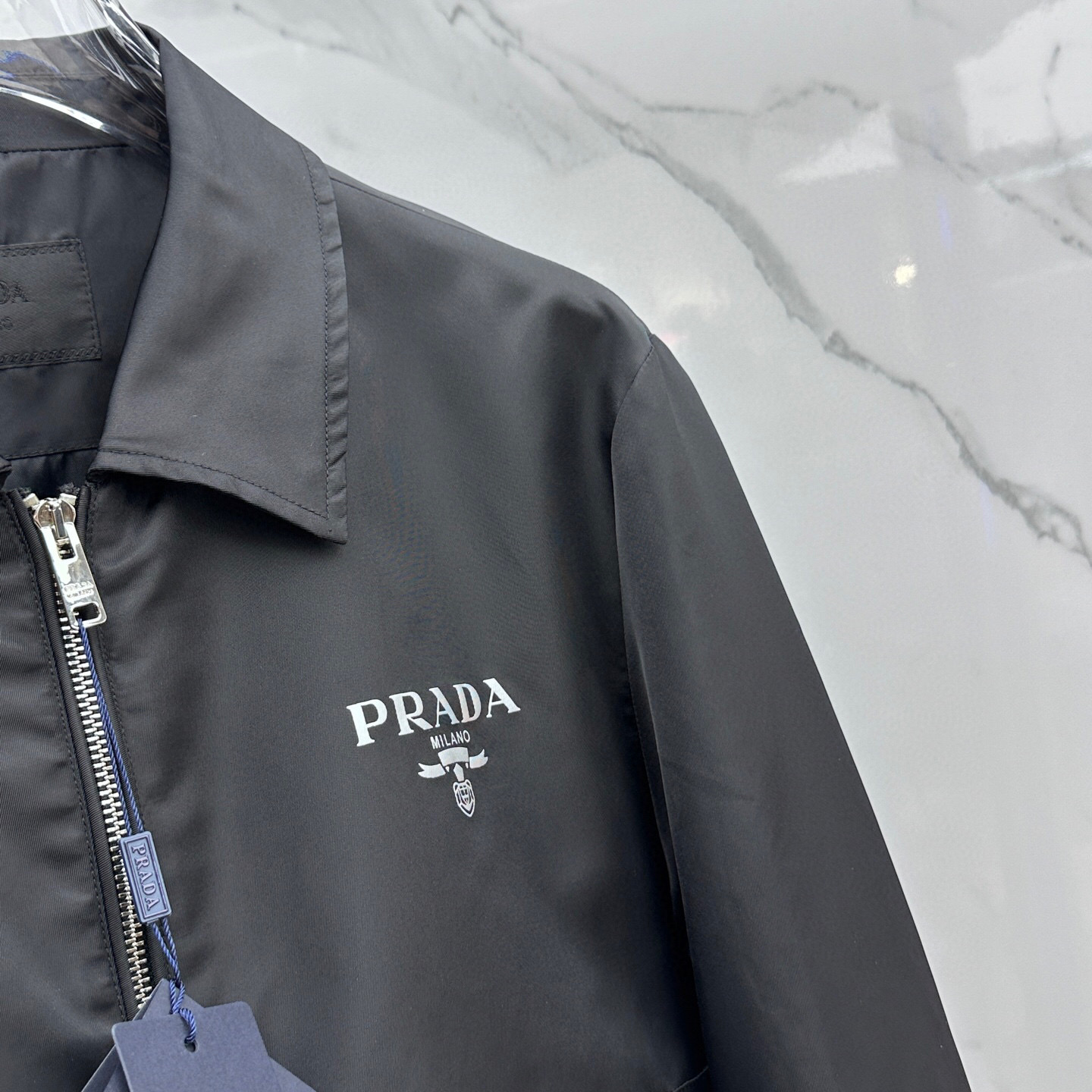 
🆕PRADA·普拉达 2025春季新款男士夹克翻领外套，原单三标齐全高端版本！拉链款式 高定专柜面料 