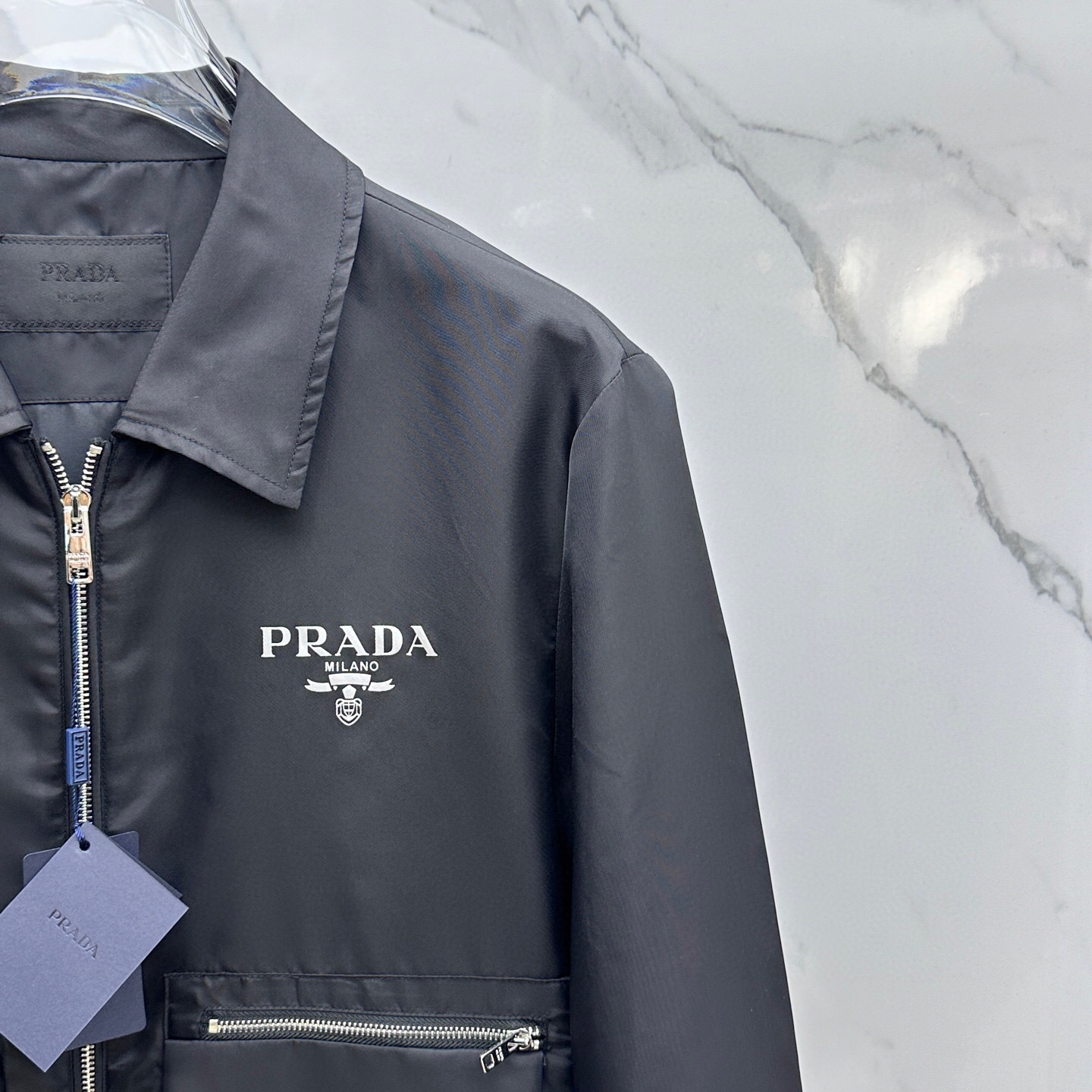 
🆕PRADA·普拉达 2025春季新款男士夹克翻领外套，原单三标齐全高端版本！拉链款式 高定专柜面料 