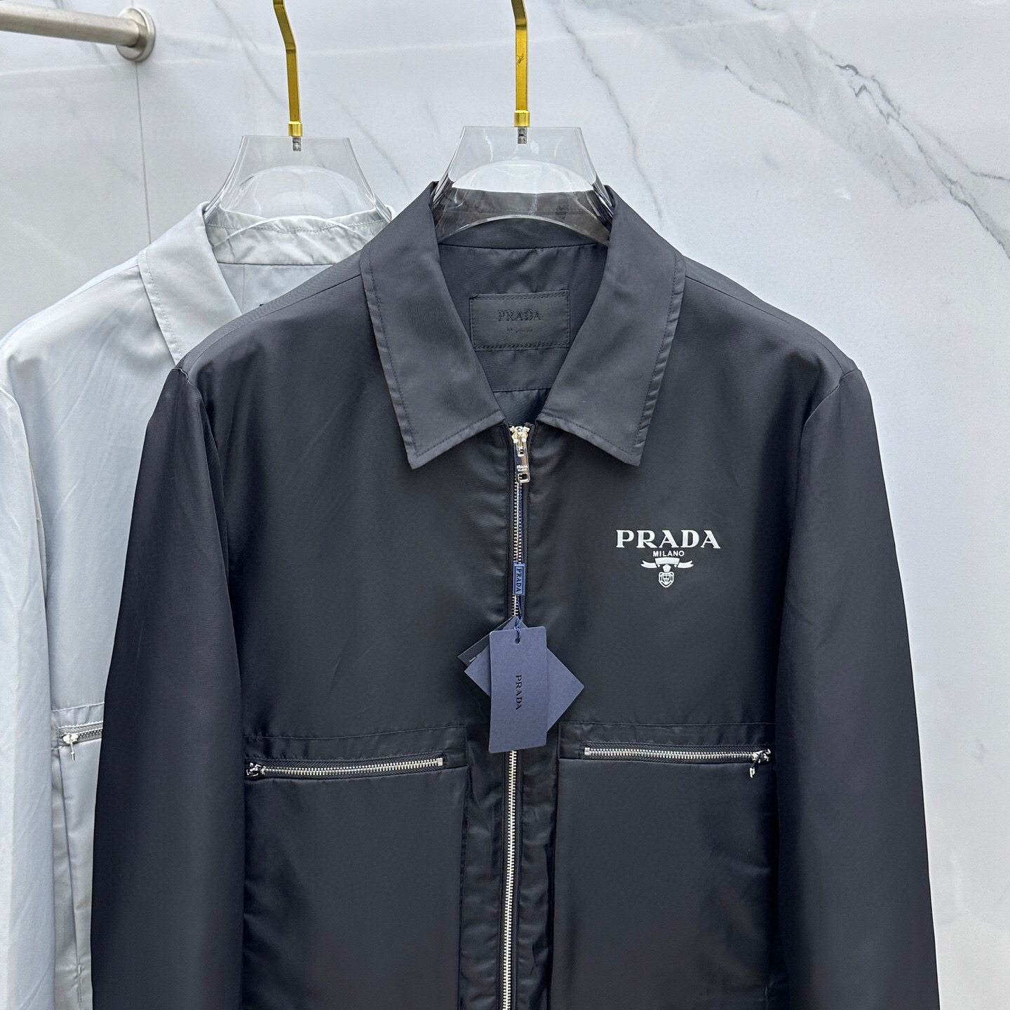 
🆕PRADA·普拉达 2025春季新款男士夹克翻领外套，原单三标齐全高端版本！拉链款式 高定专柜面料 