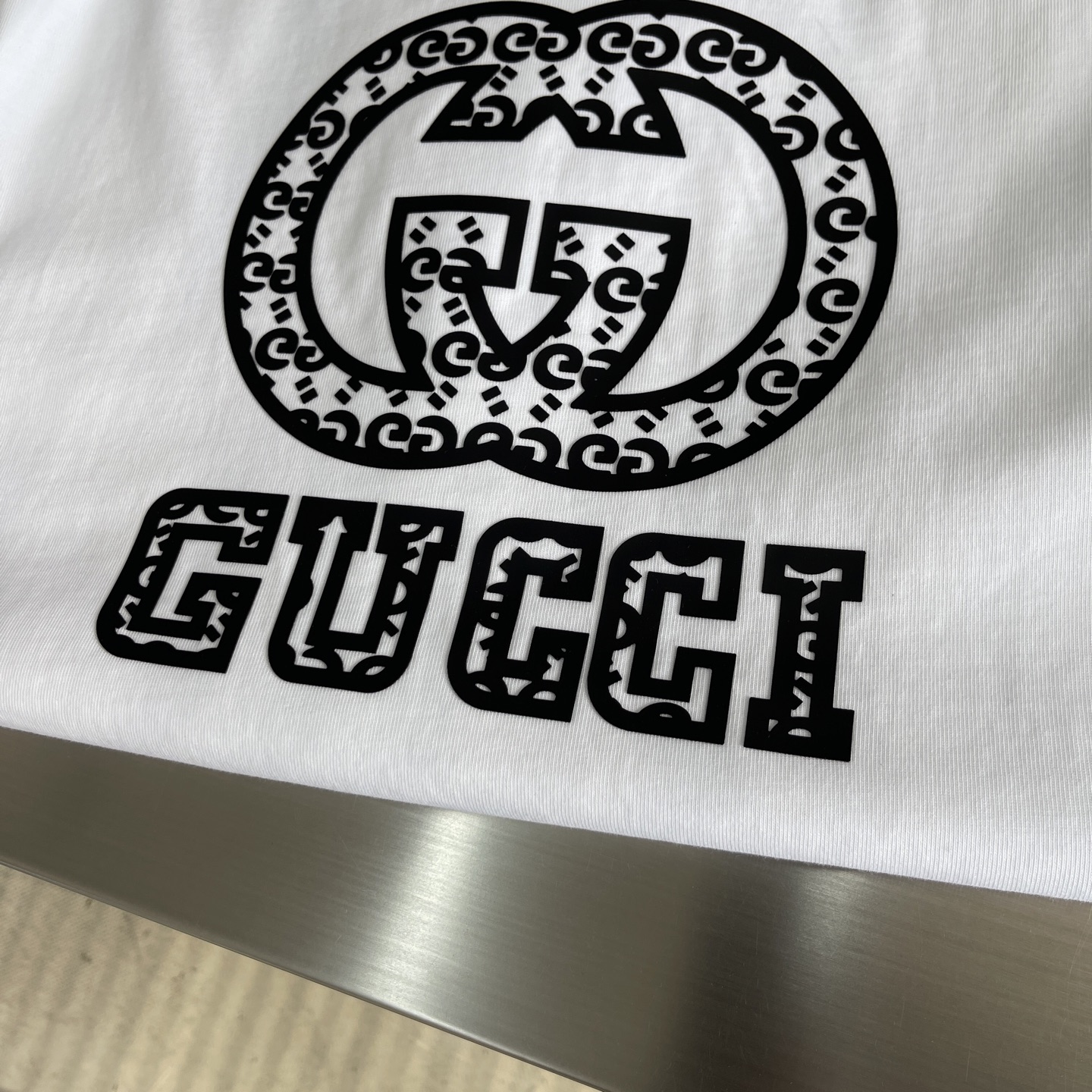 
(高版本）GUCC 25春夏新品宽松版型短袖T恤，采用定制340g高克重棉面料，非常有质感，袖口下摆均