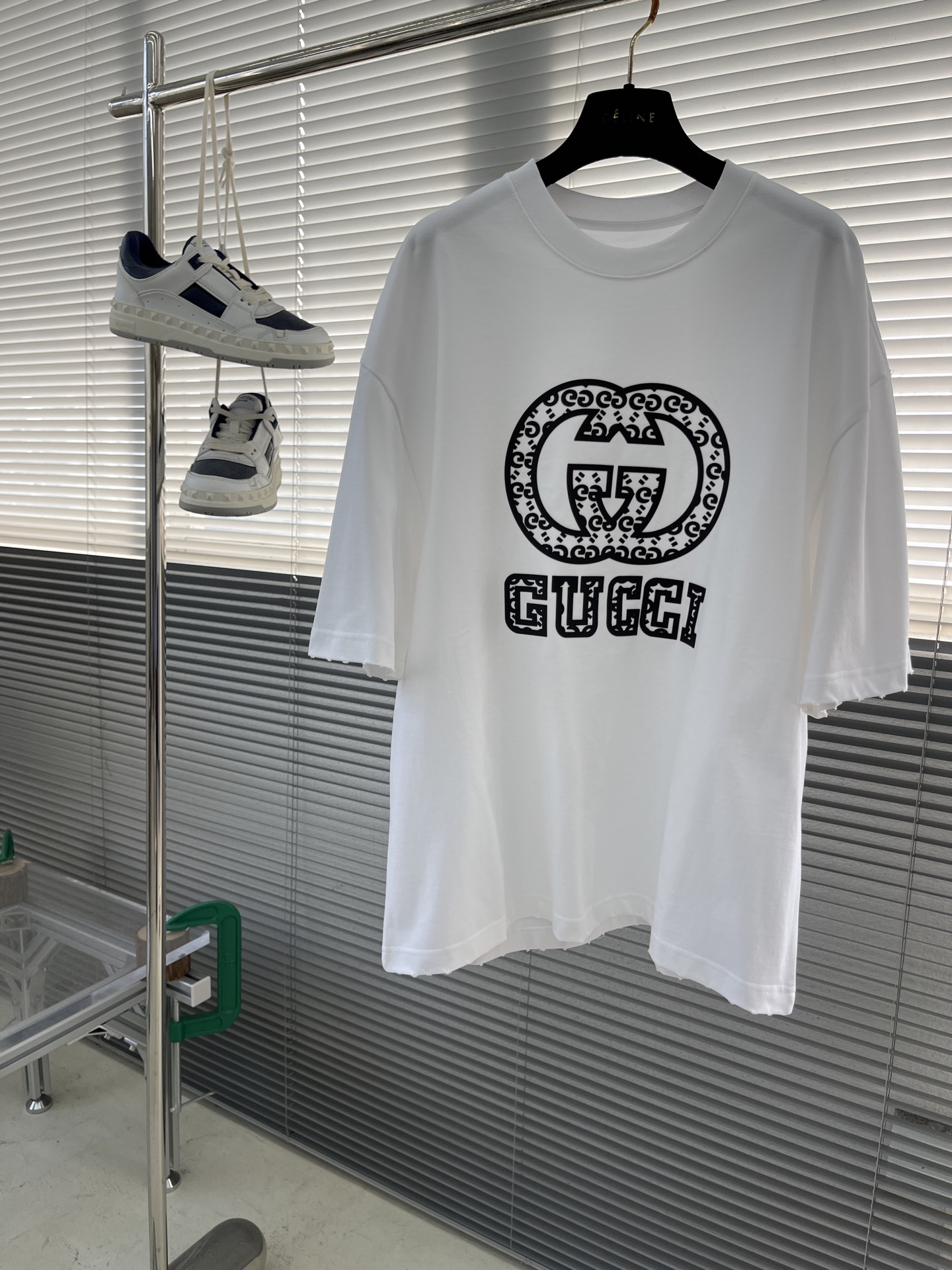 
(高版本）GUCC 25春夏新品宽松版型短袖T恤，采用定制340g高克重棉面料，非常有质感，袖口下摆均