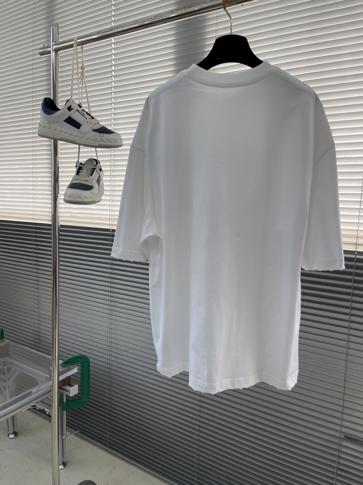 
(高版本）GUCC 25春夏新品宽松版型短袖T恤，采用定制340g高克重棉面料，非常有质感，袖口下摆均