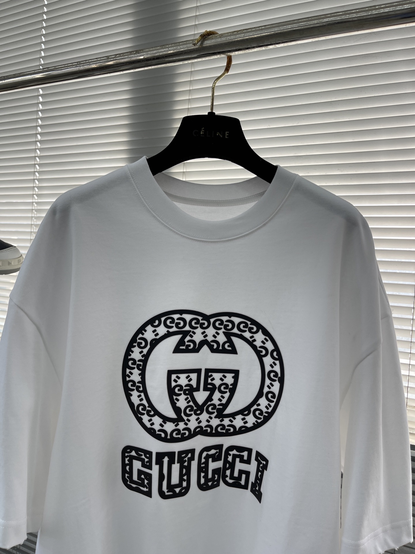 
(高版本）GUCC 25春夏新品宽松版型短袖T恤，采用定制340g高克重棉面料，非常有质感，袖口下摆均