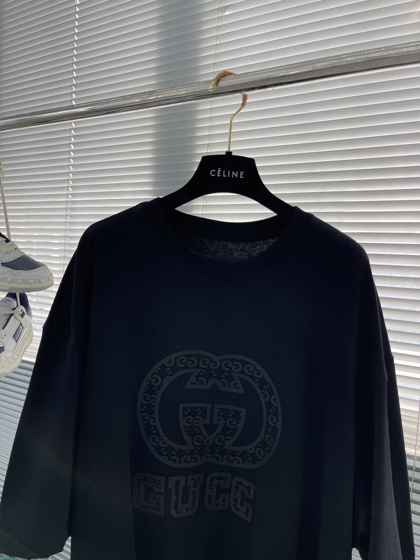 
(高版本）GUCC 25春夏新品宽松版型短袖T恤，采用定制340g高克重棉面料，非常有质感，袖口下摆均