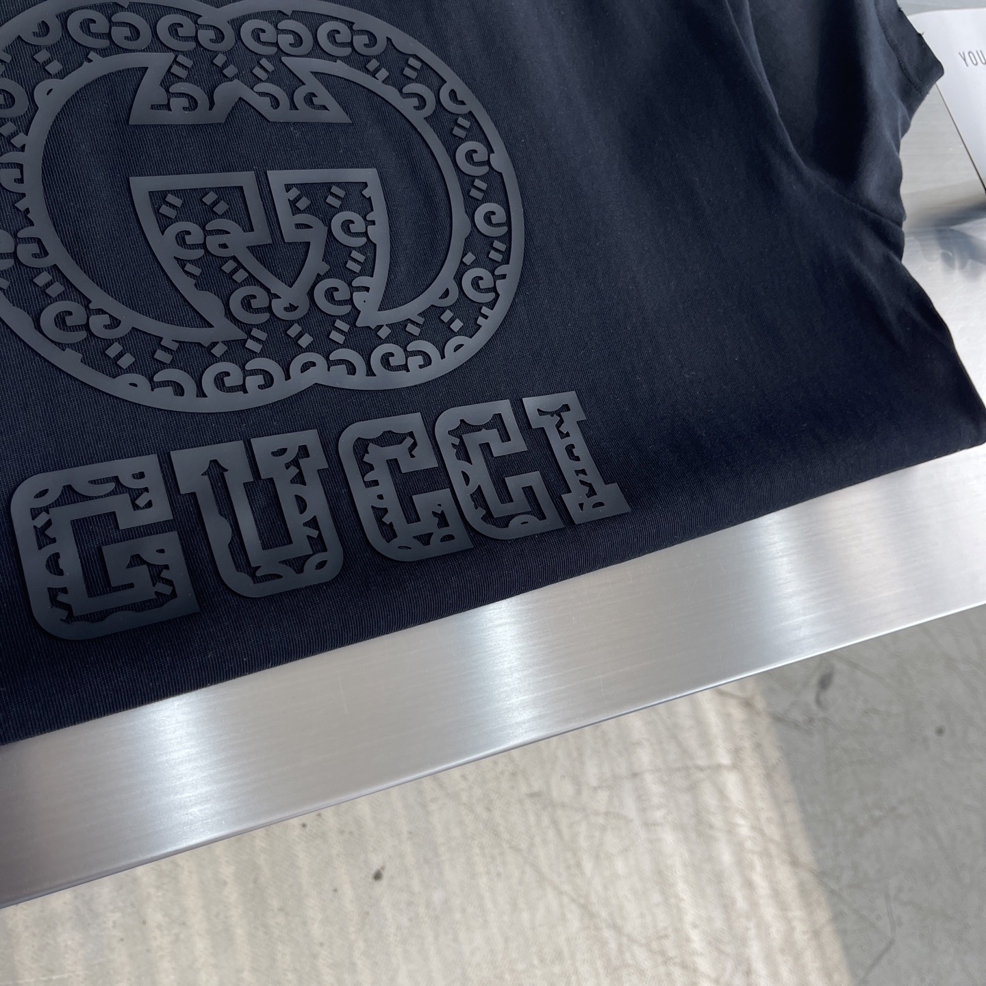 
(高版本）GUCC 25春夏新品宽松版型短袖T恤，采用定制340g高克重棉面料，非常有质感，袖口下摆均