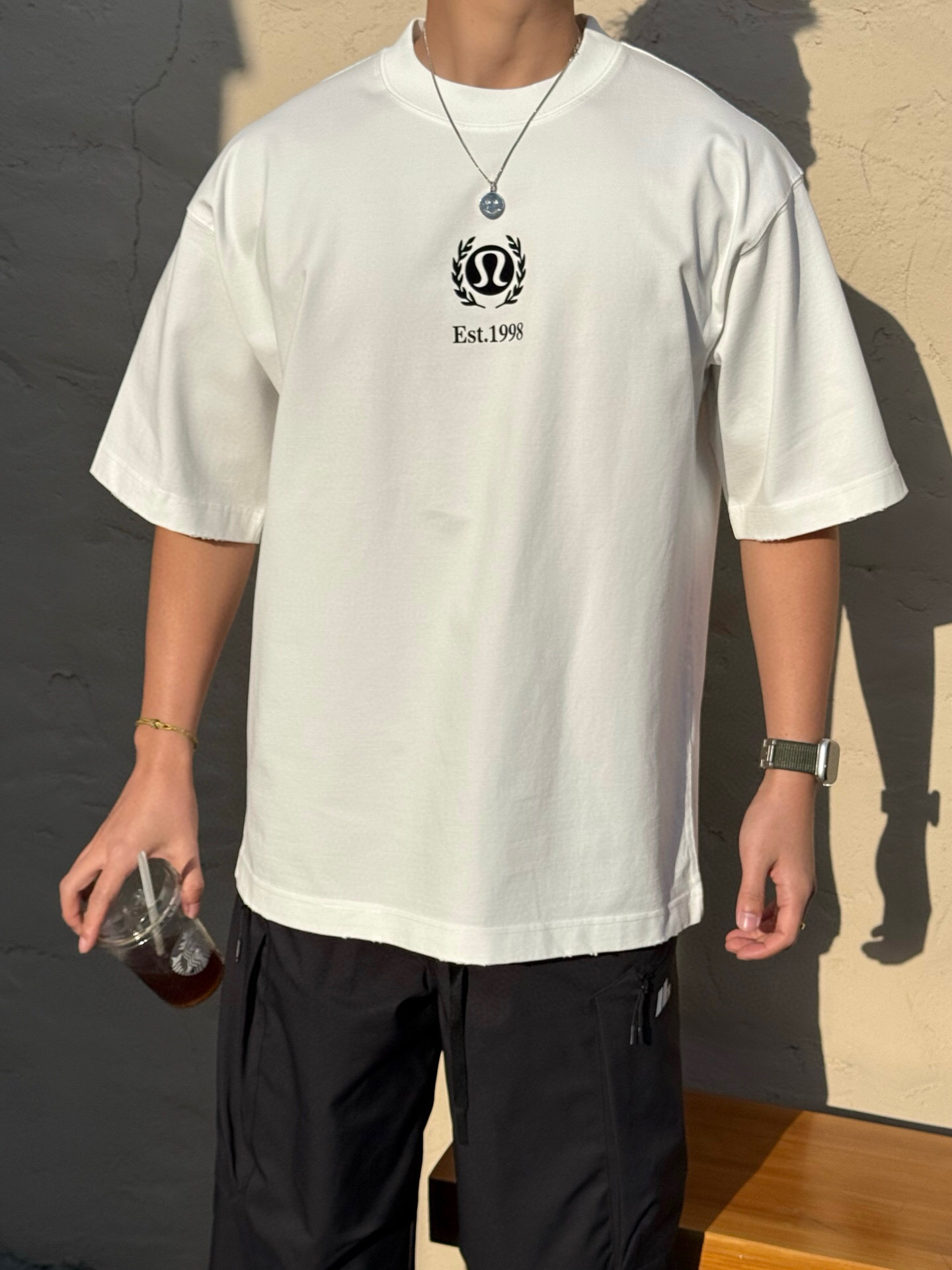 
春款重磅Ｔ恤上新庆祝
颜色：黑，白，杏
码数：XS-XL
款号：61083 偏大可穿230斤