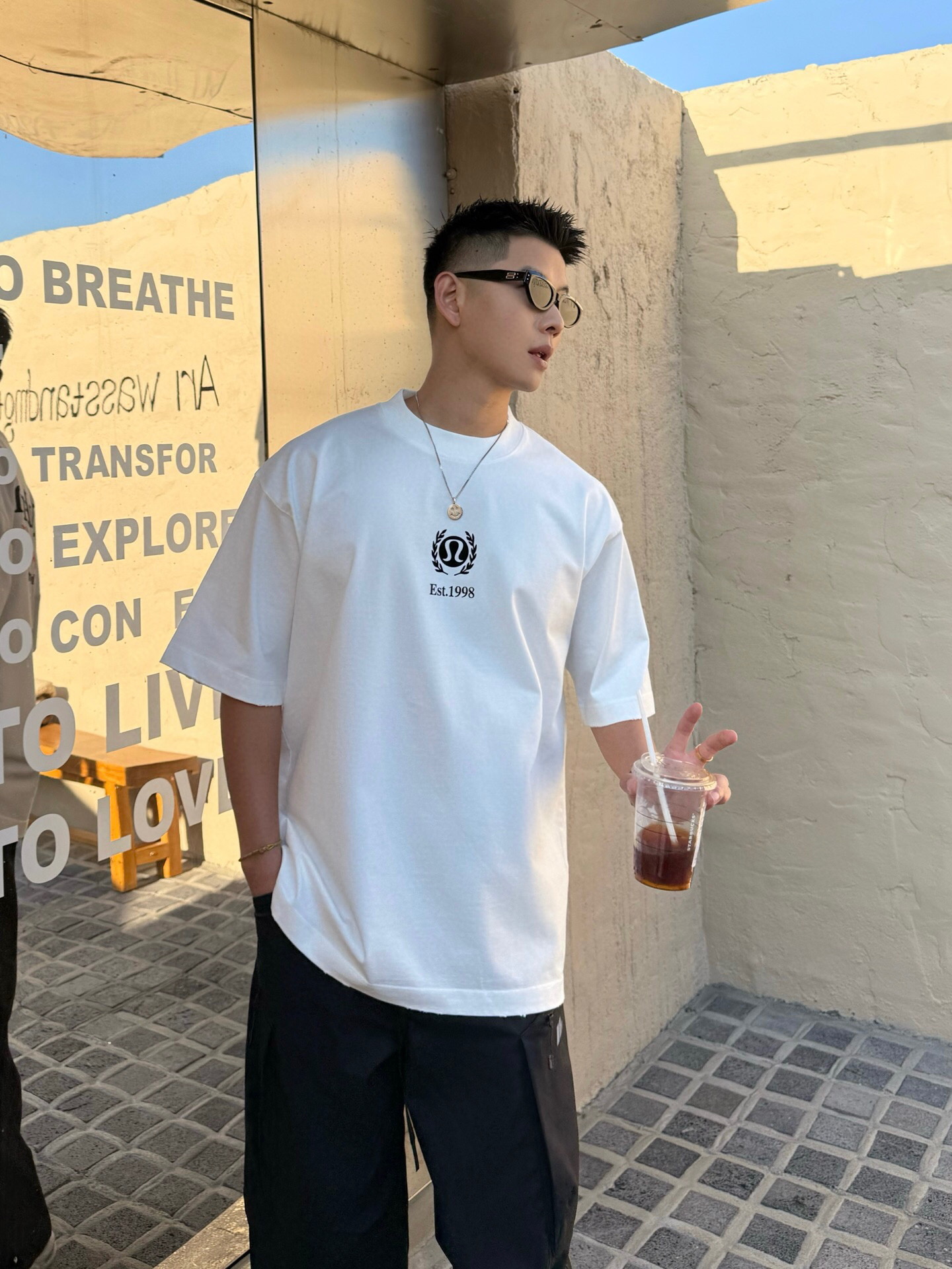 
春款重磅Ｔ恤上新庆祝
颜色：黑，白，杏
码数：XS-XL
款号：61083 偏大可穿230斤