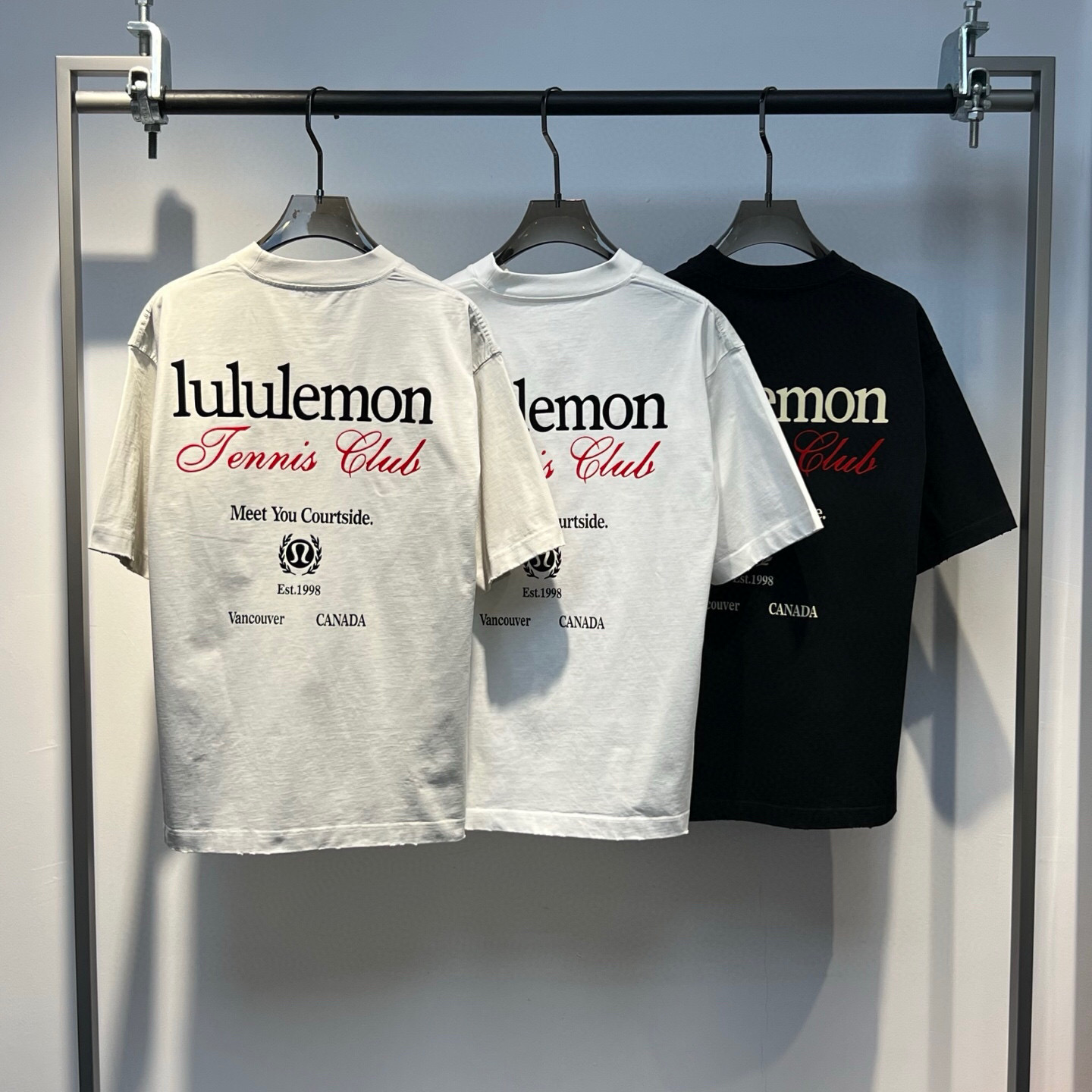
春款重磅Ｔ恤上新庆祝
颜色：黑，白，杏
码数：XS-XL
款号：61083 偏大可穿230斤