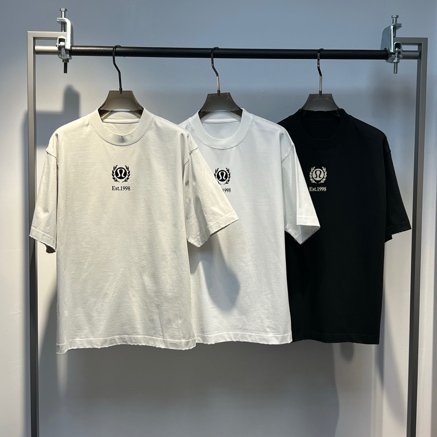 
春款重磅Ｔ恤上新庆祝
颜色：黑，白，杏
码数：XS-XL
款号：61083 偏大可穿230斤