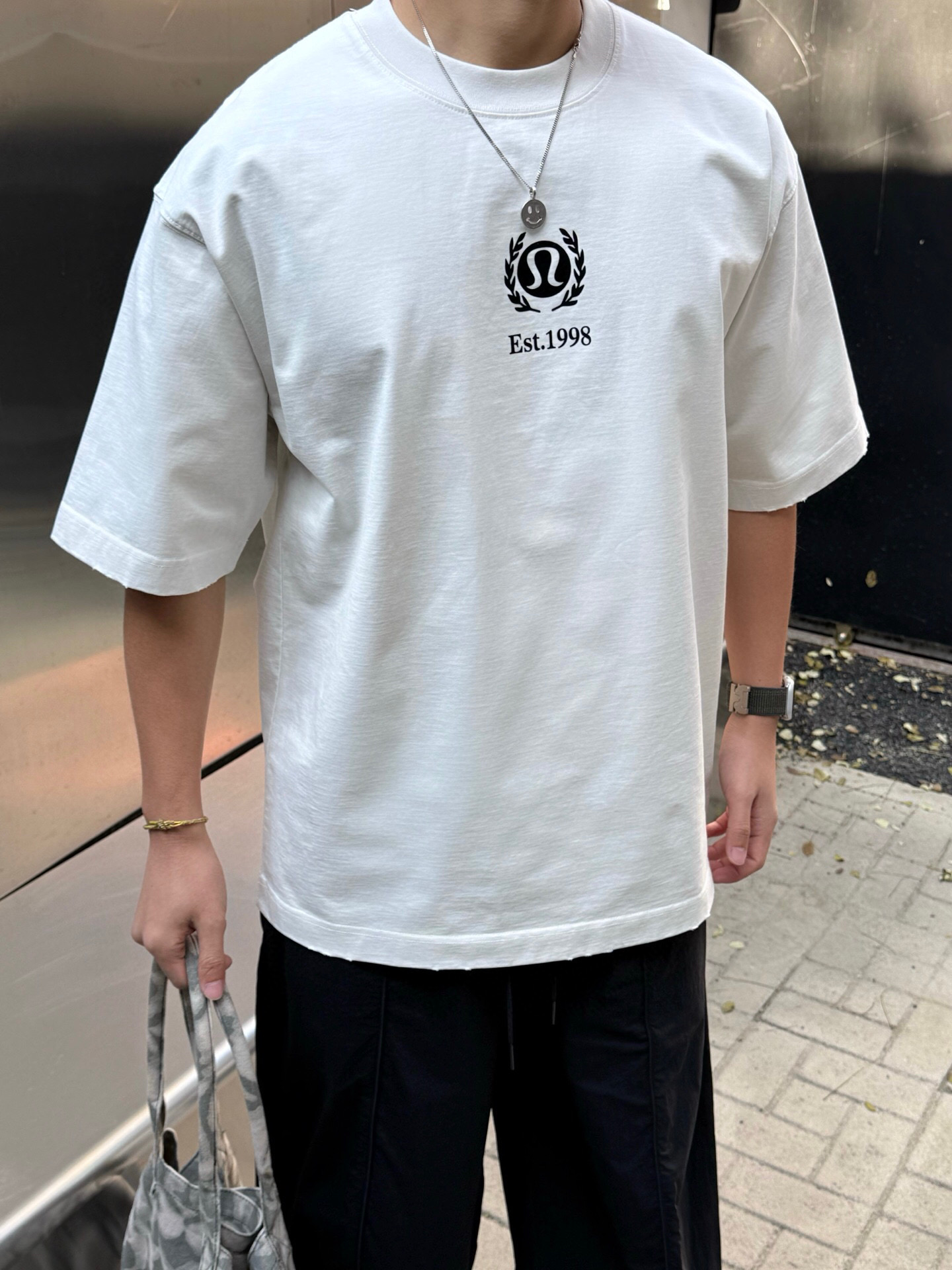 
春款重磅Ｔ恤上新庆祝
颜色：黑，白，杏
码数：XS-XL
款号：61083 偏大可穿230斤