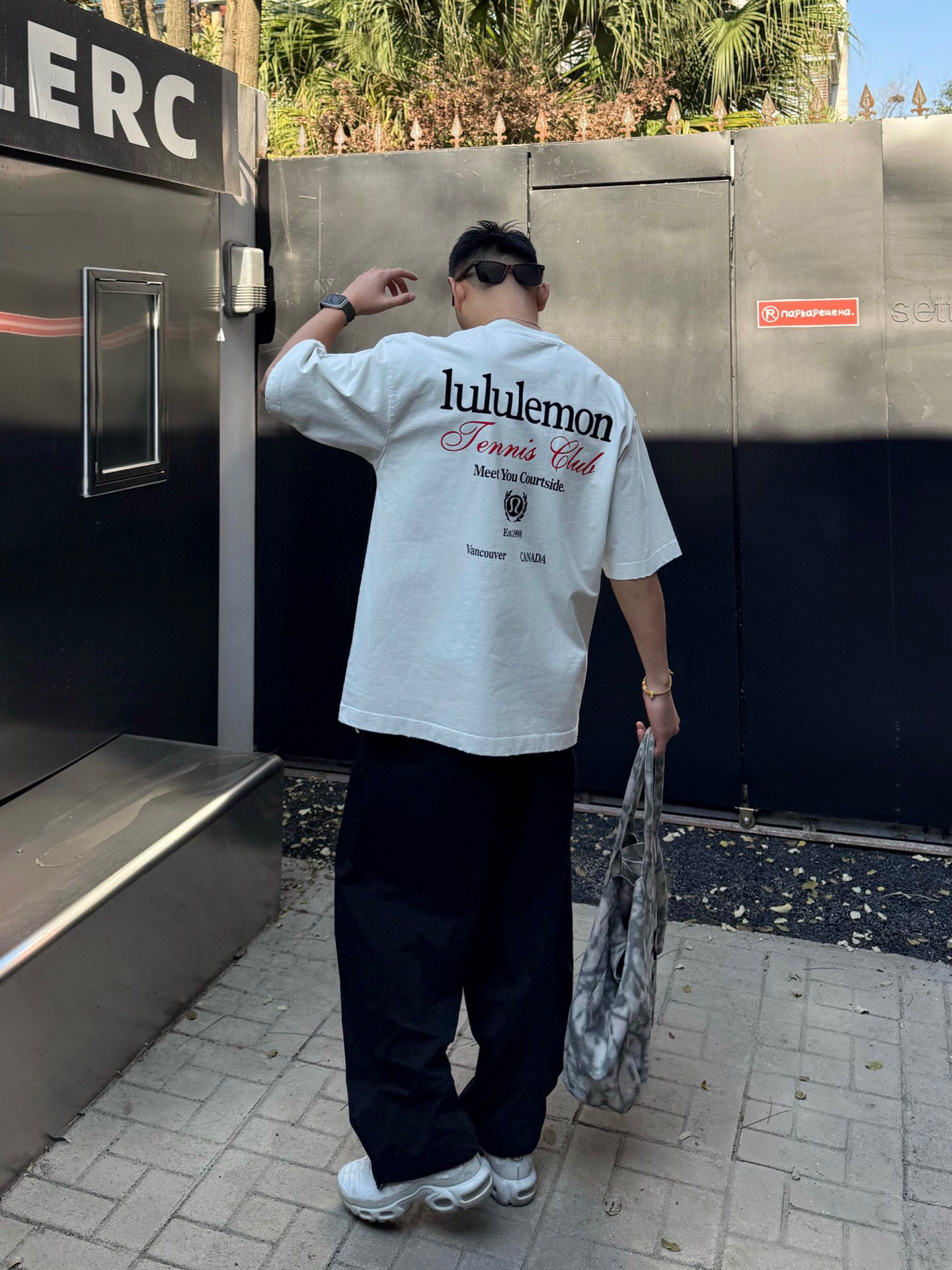 
春款重磅Ｔ恤上新庆祝
颜色：黑，白，杏
码数：XS-XL
款号：61083 偏大可穿230斤