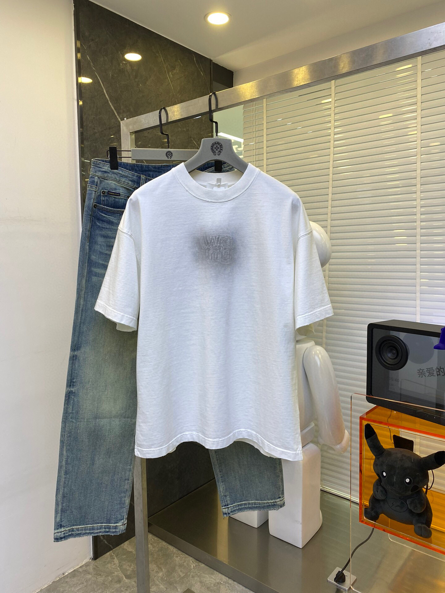 
Wang 2025春夏火热上线🔥🔥 阔版短袖 成品衣服做染色+炒洗+喷马骝工序 使其呈现复古自然的效果