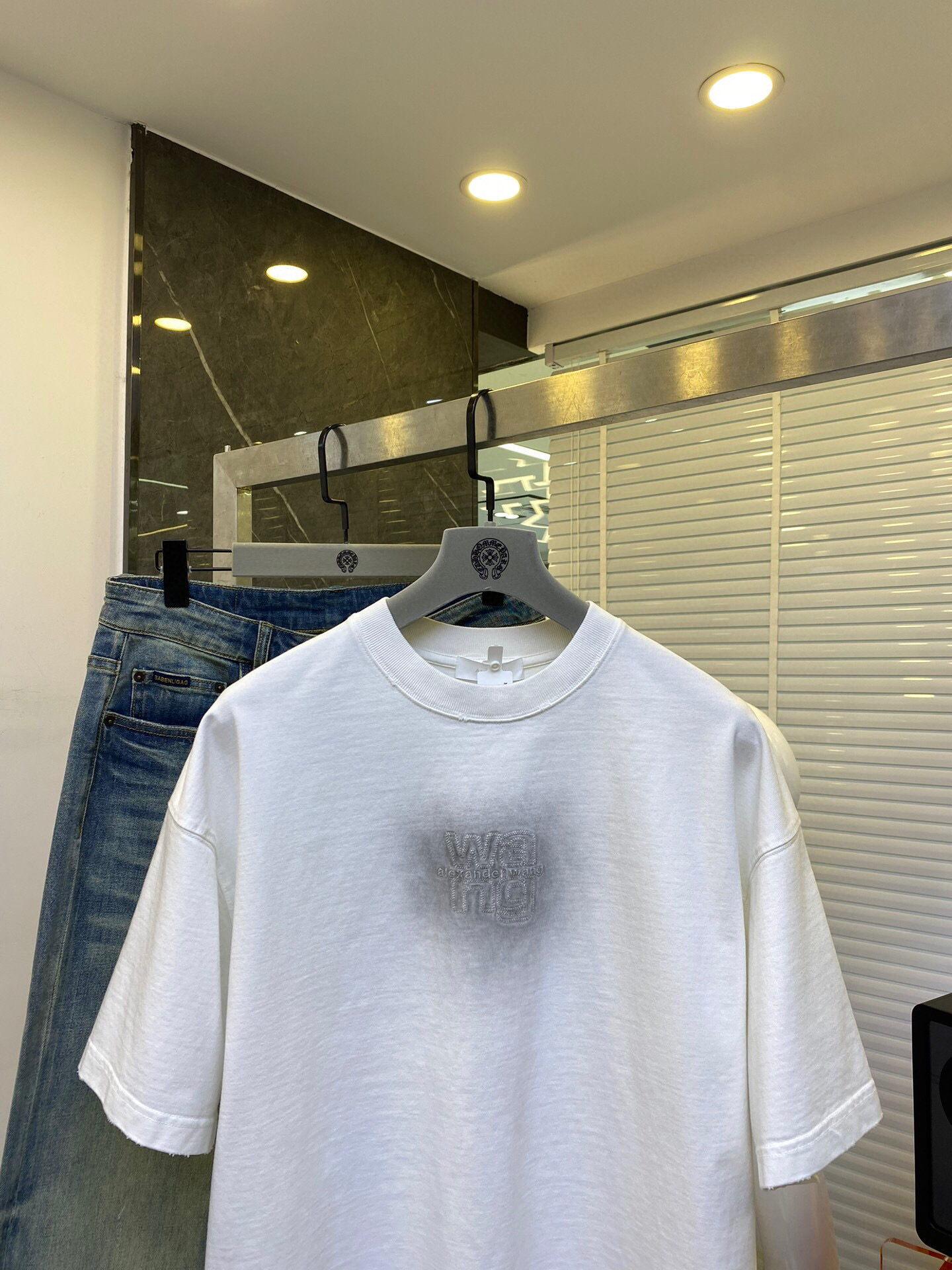 
Wang 2025春夏火热上线🔥🔥 阔版短袖 成品衣服做染色+炒洗+喷马骝工序 使其呈现复古自然的效果