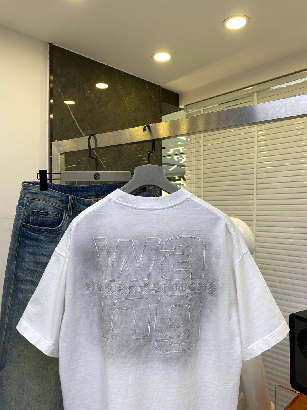 
Wang 2025春夏火热上线🔥🔥 阔版短袖 成品衣服做染色+炒洗+喷马骝工序 使其呈现复古自然的效果