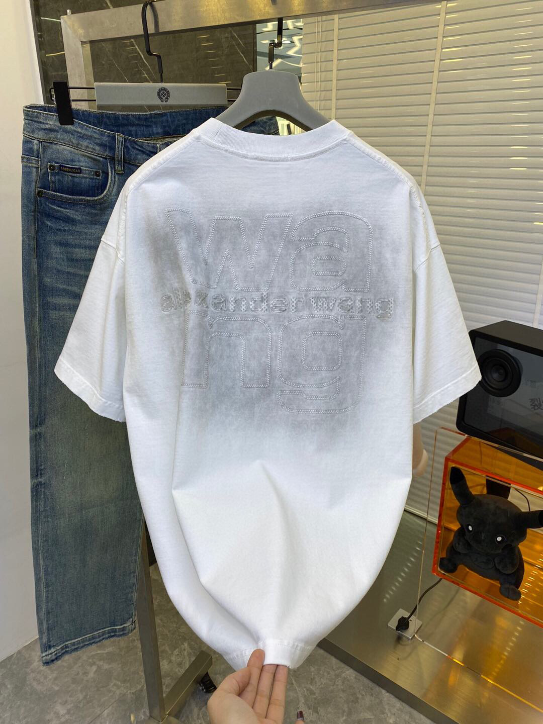 
Wang 2025春夏火热上线🔥🔥 阔版短袖 成品衣服做染色+炒洗+喷马骝工序 使其呈现复古自然的效果