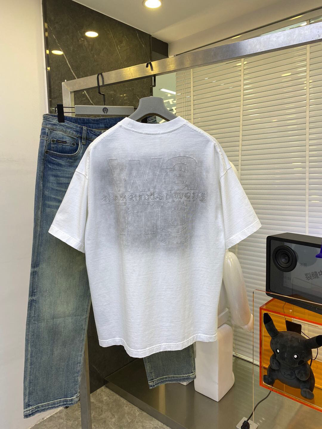 
Wang 2025春夏火热上线🔥🔥 阔版短袖 成品衣服做染色+炒洗+喷马骝工序 使其呈现复古自然的效果