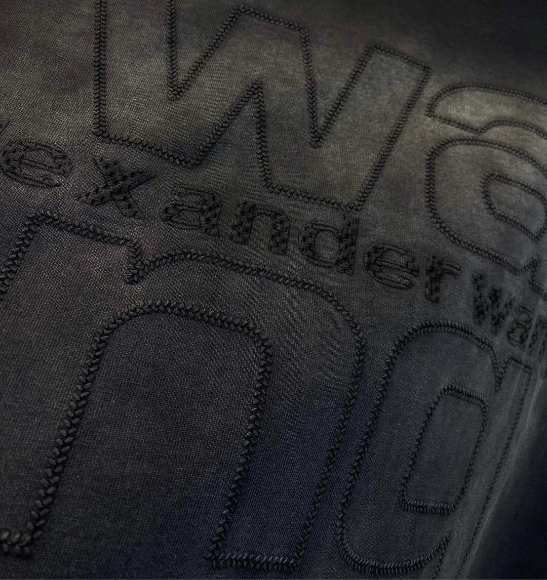 
Wang 2025春夏火热上线🔥🔥 阔版短袖 成品衣服做染色+炒洗+喷马骝工序 使其呈现复古自然的效果