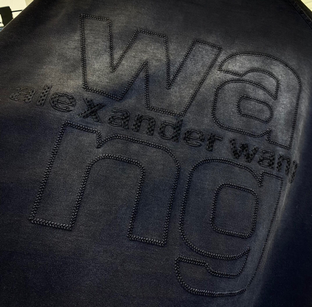 
Wang 2025春夏火热上线🔥🔥 阔版短袖 成品衣服做染色+炒洗+喷马骝工序 使其呈现复古自然的效果