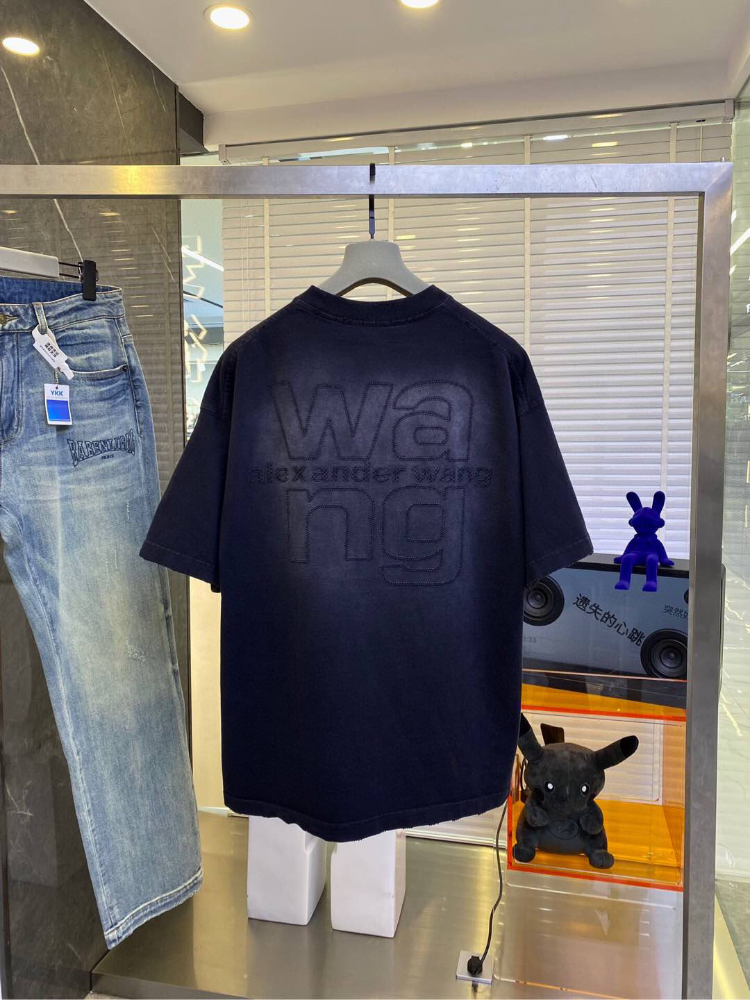 
Wang 2025春夏火热上线🔥🔥 阔版短袖 成品衣服做染色+炒洗+喷马骝工序 使其呈现复古自然的效果