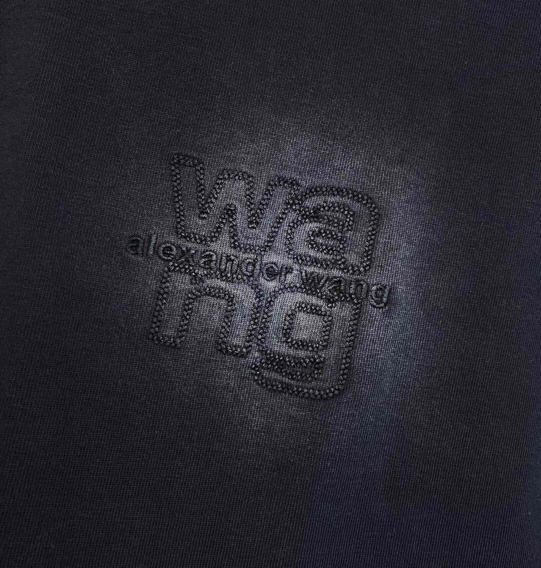 
Wang 2025春夏火热上线🔥🔥 阔版短袖 成品衣服做染色+炒洗+喷马骝工序 使其呈现复古自然的效果