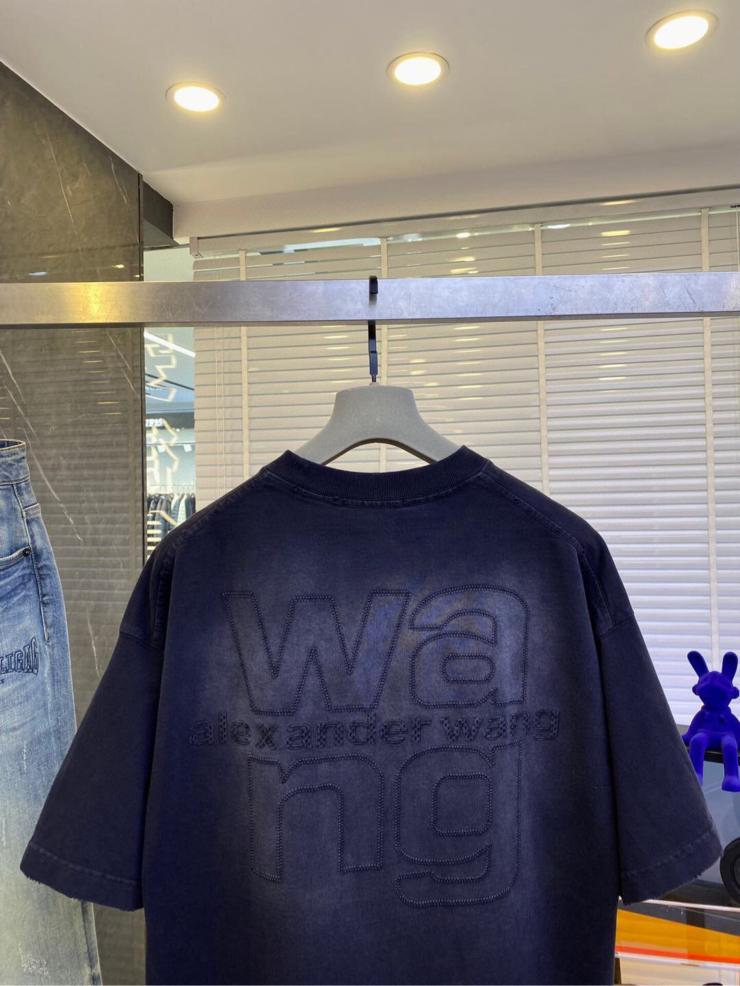 
Wang 2025春夏火热上线🔥🔥 阔版短袖 成品衣服做染色+炒洗+喷马骝工序 使其呈现复古自然的效果