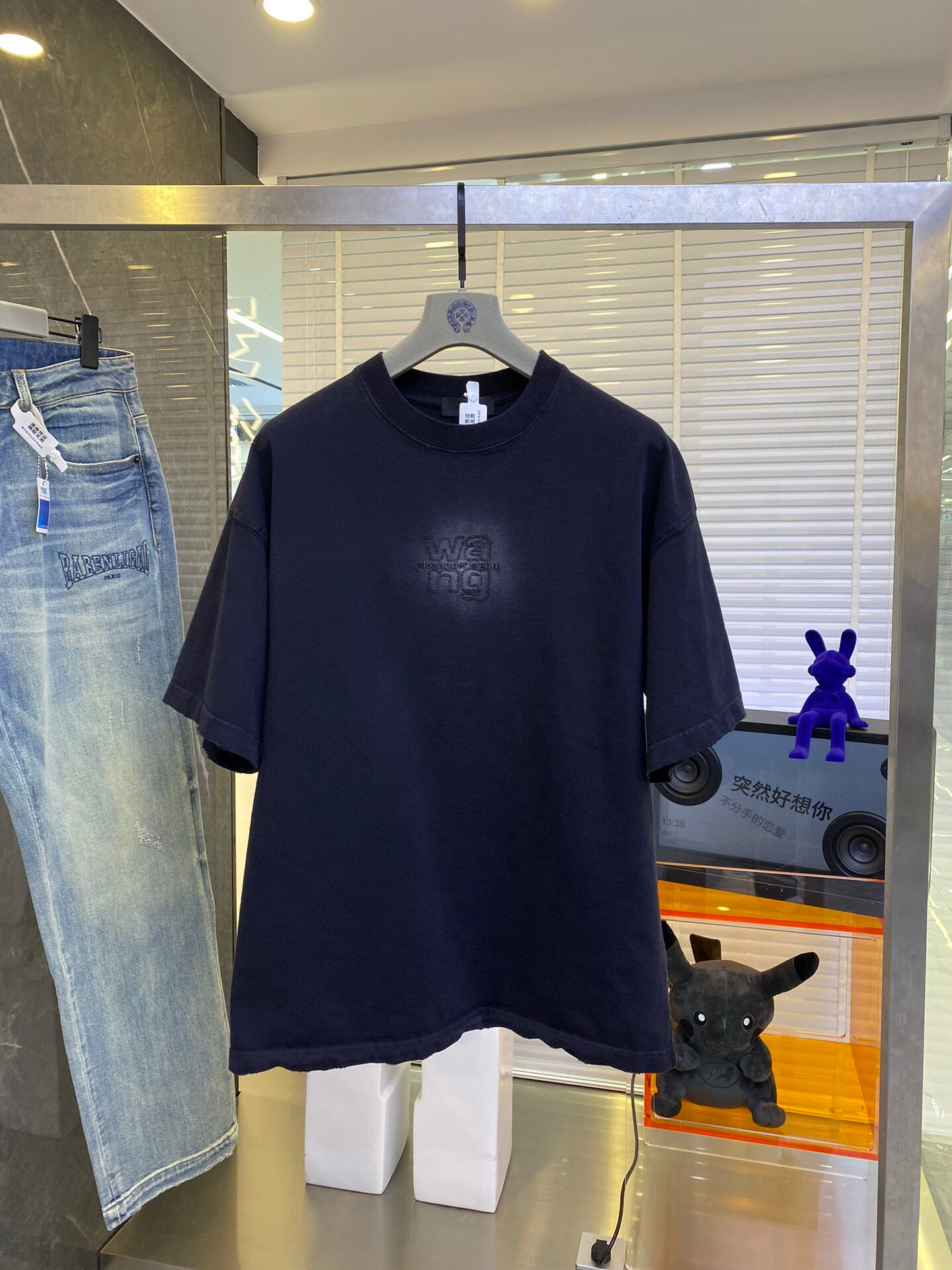 
Wang 2025春夏火热上线🔥🔥 阔版短袖 成品衣服做染色+炒洗+喷马骝工序 使其呈现复古自然的效果