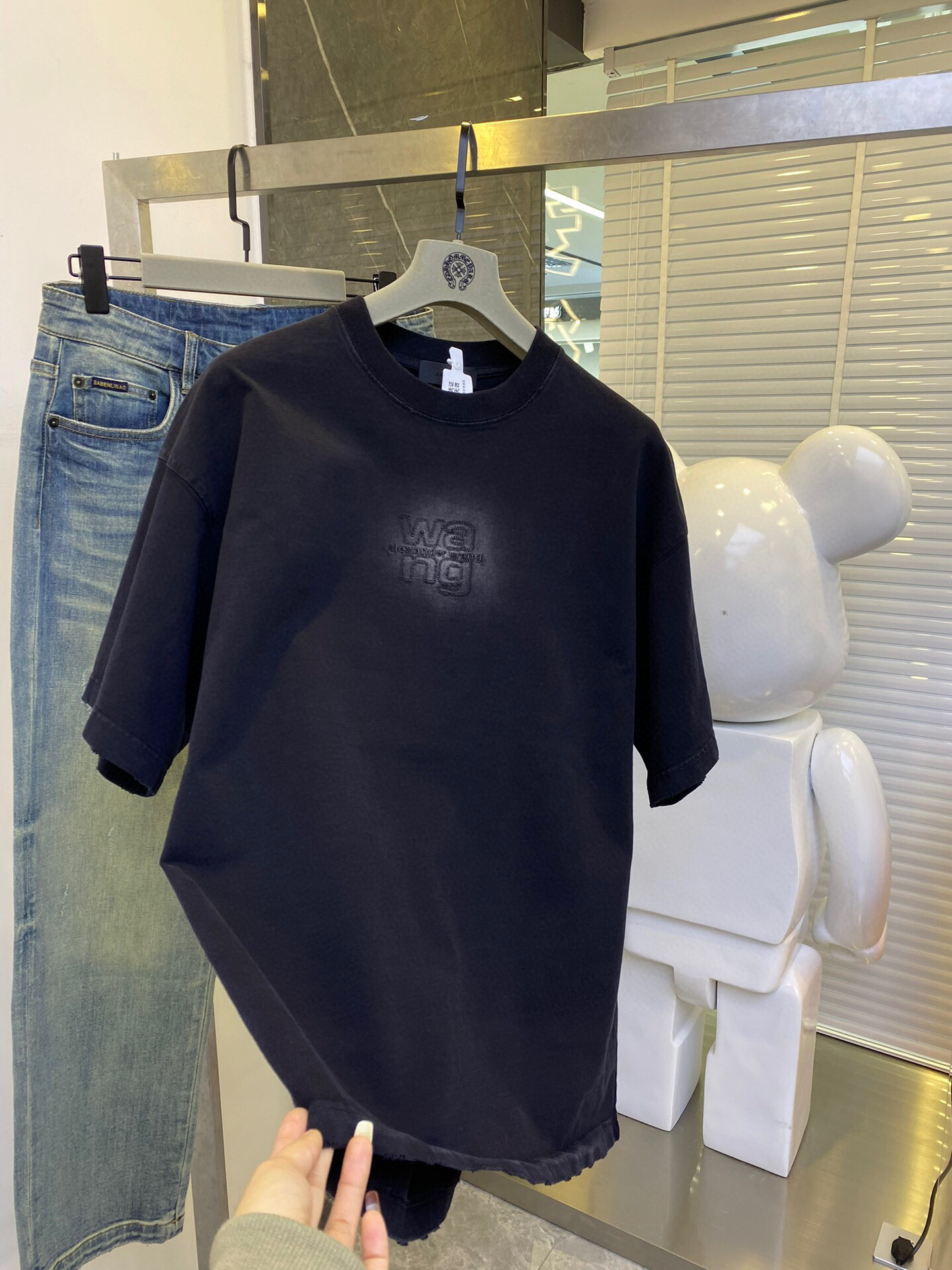 
Wang 2025春夏火热上线🔥🔥 阔版短袖 成品衣服做染色+炒洗+喷马骝工序 使其呈现复古自然的效果