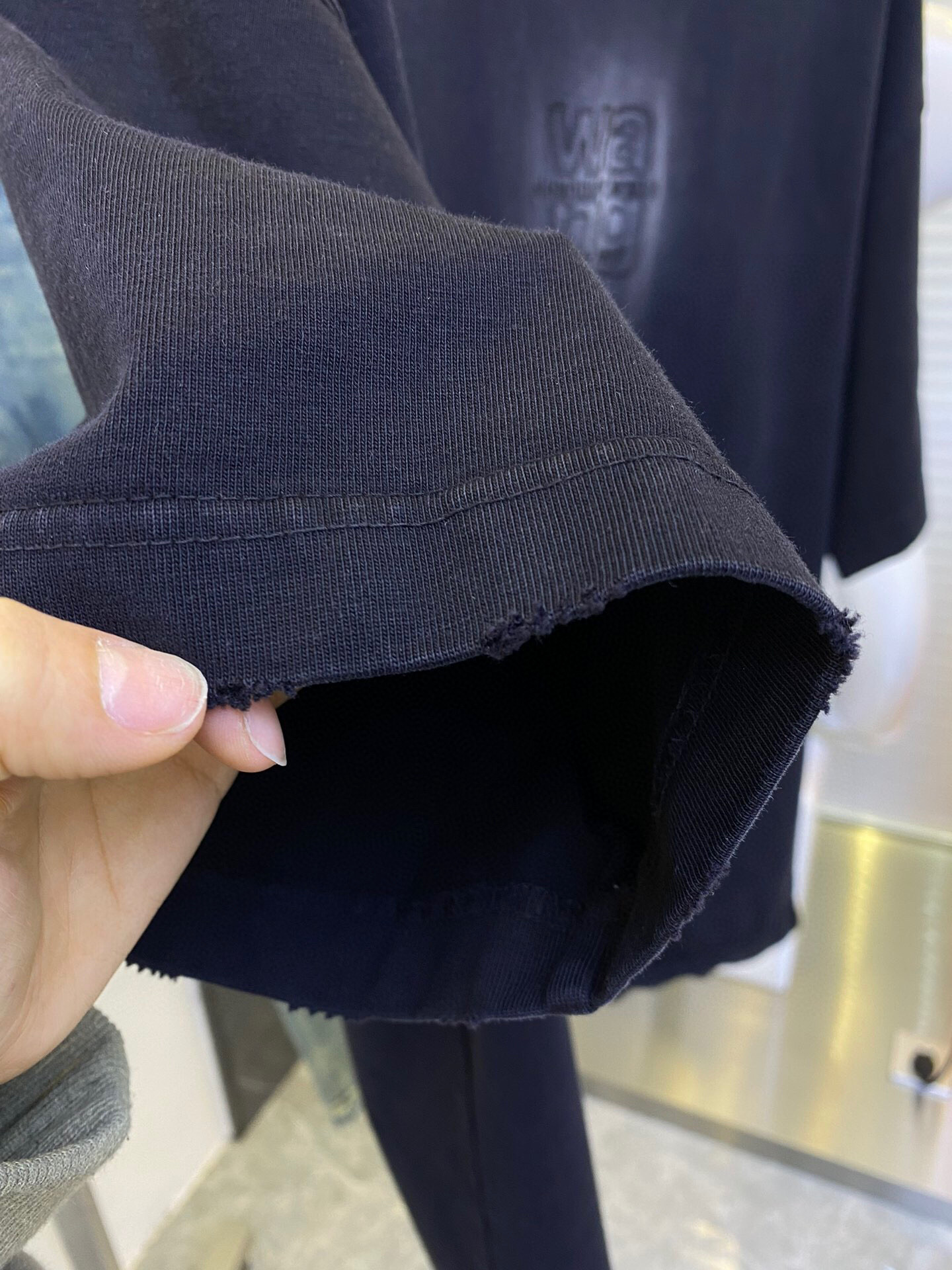 
Wang 2025春夏火热上线🔥🔥 阔版短袖 成品衣服做染色+炒洗+喷马骝工序 使其呈现复古自然的效果