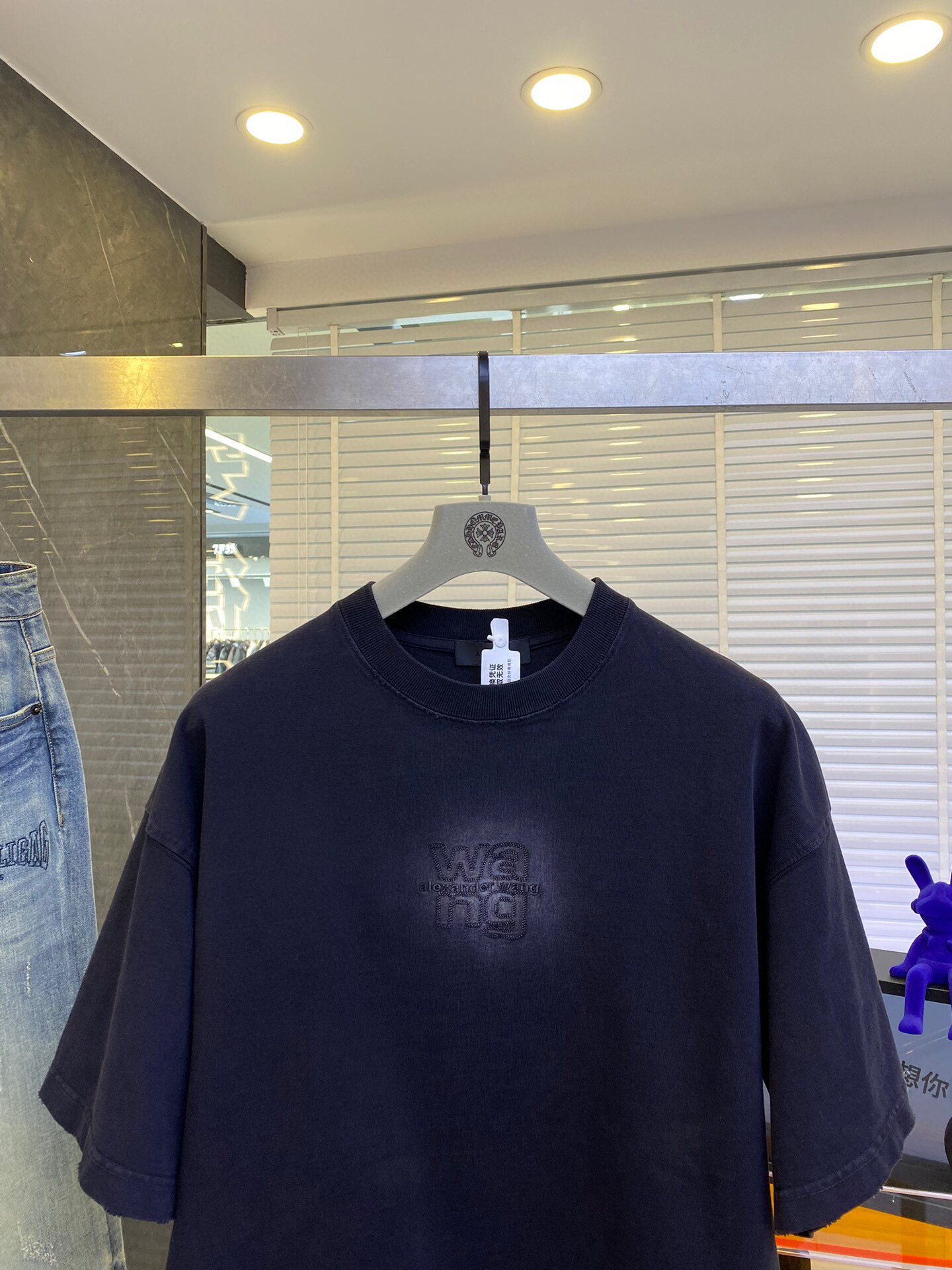 
Wang 2025春夏火热上线🔥🔥 阔版短袖 成品衣服做染色+炒洗+喷马骝工序 使其呈现复古自然的效果