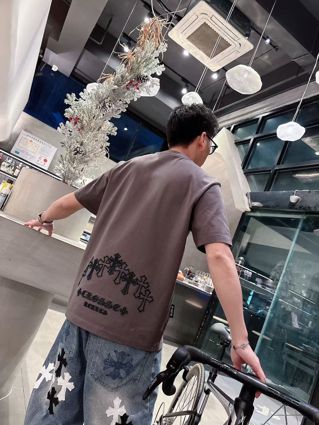 
克罗家短袖系列
季度：2025春夏
颜色：黑色 白色 铁灰色
尺码   m-5xL
版型：微阔版型
克