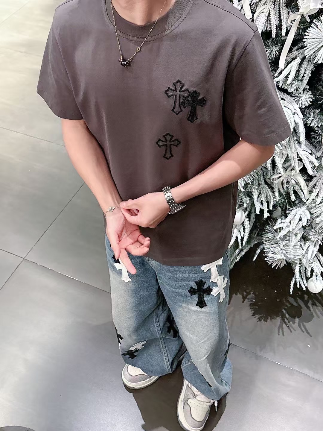 
克罗家短袖系列
季度：2025春夏
颜色：黑色 白色 铁灰色
尺码   m-5xL
版型：微阔版型
克