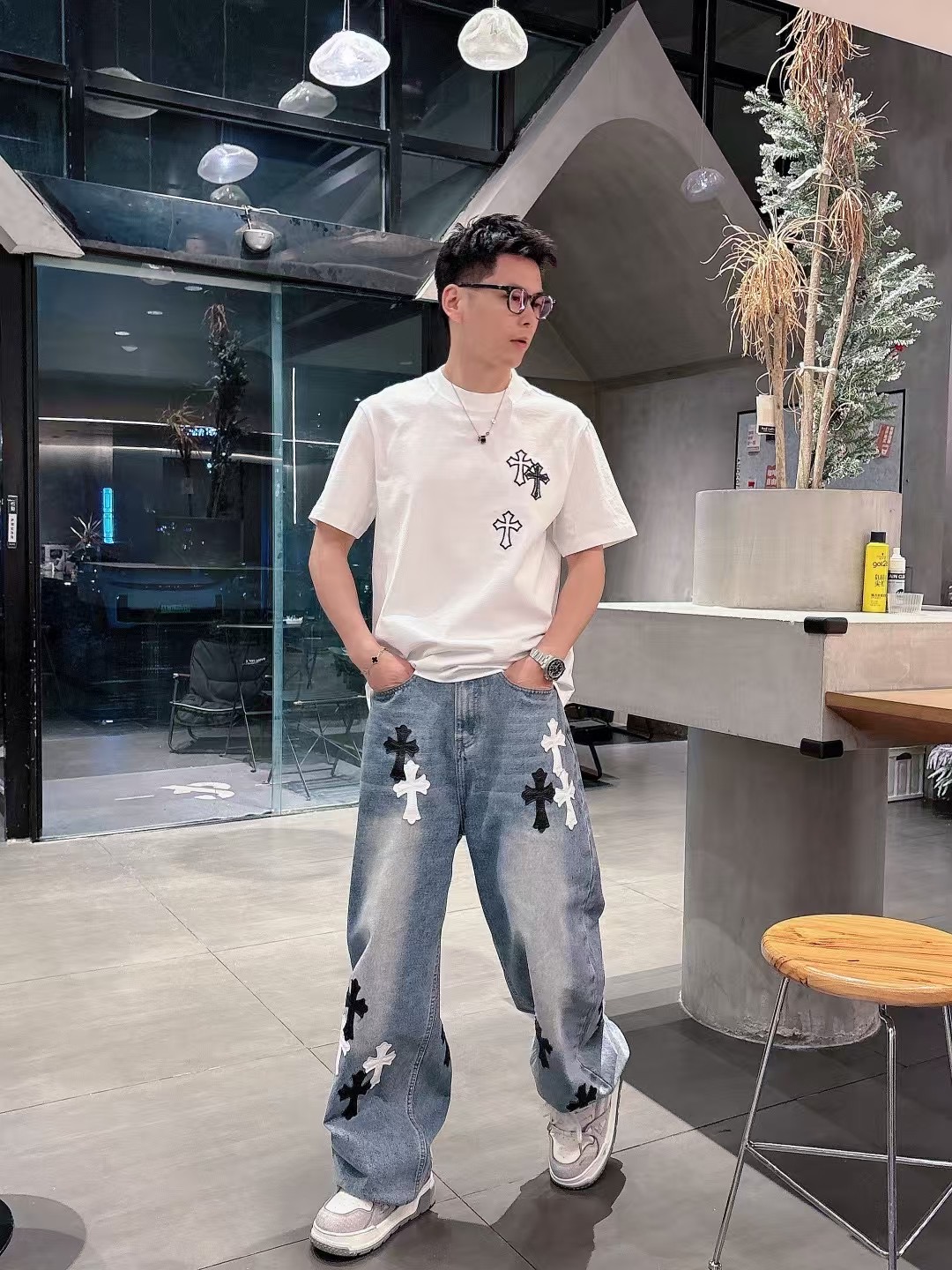
克罗家短袖系列
季度：2025春夏
颜色：黑色 白色 铁灰色
尺码   m-5xL
版型：微阔版型
克